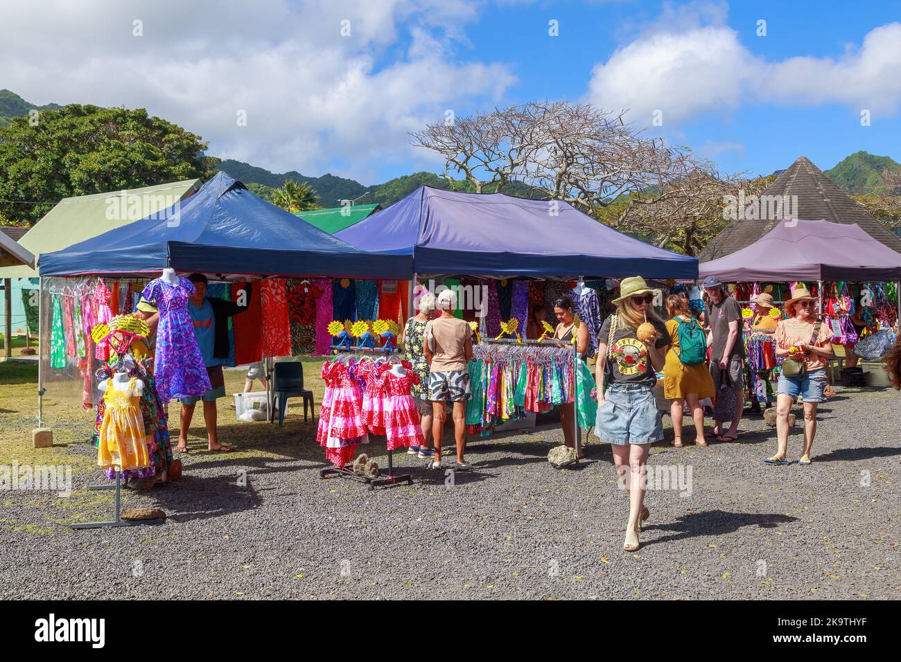 Bancarelle di abbigliamento al mercato Punanga Nui, un mercato di prodotti, souvenir e artigianato sull'isola di Rarotonga, Isole Cook Foto Stock