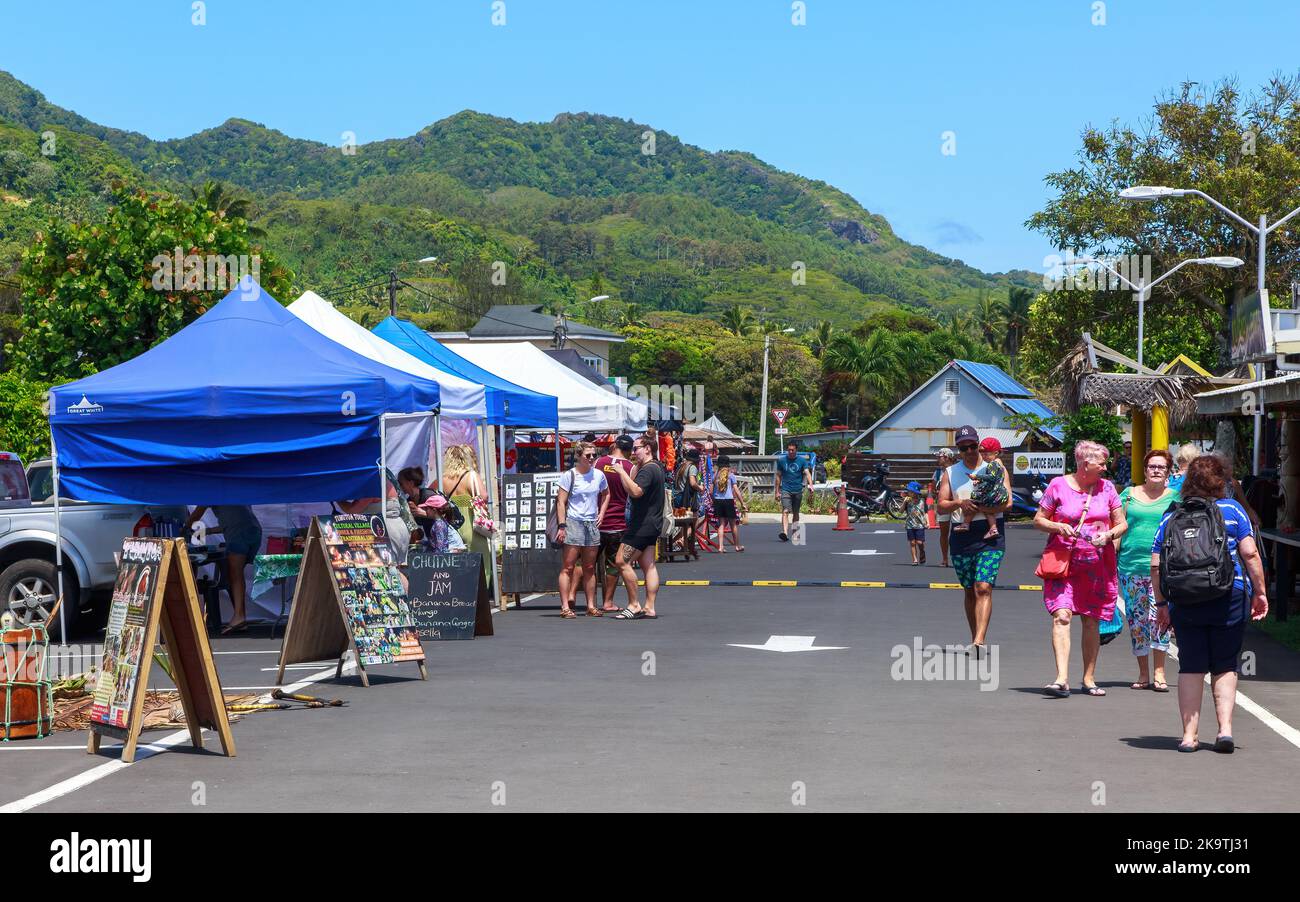 Bancarelle al mercato Punanga Nui, un mercato di prodotti, abbigliamento e artigianato ad Avarua, la città principale di Rarotonga, Isole Cook Foto Stock
