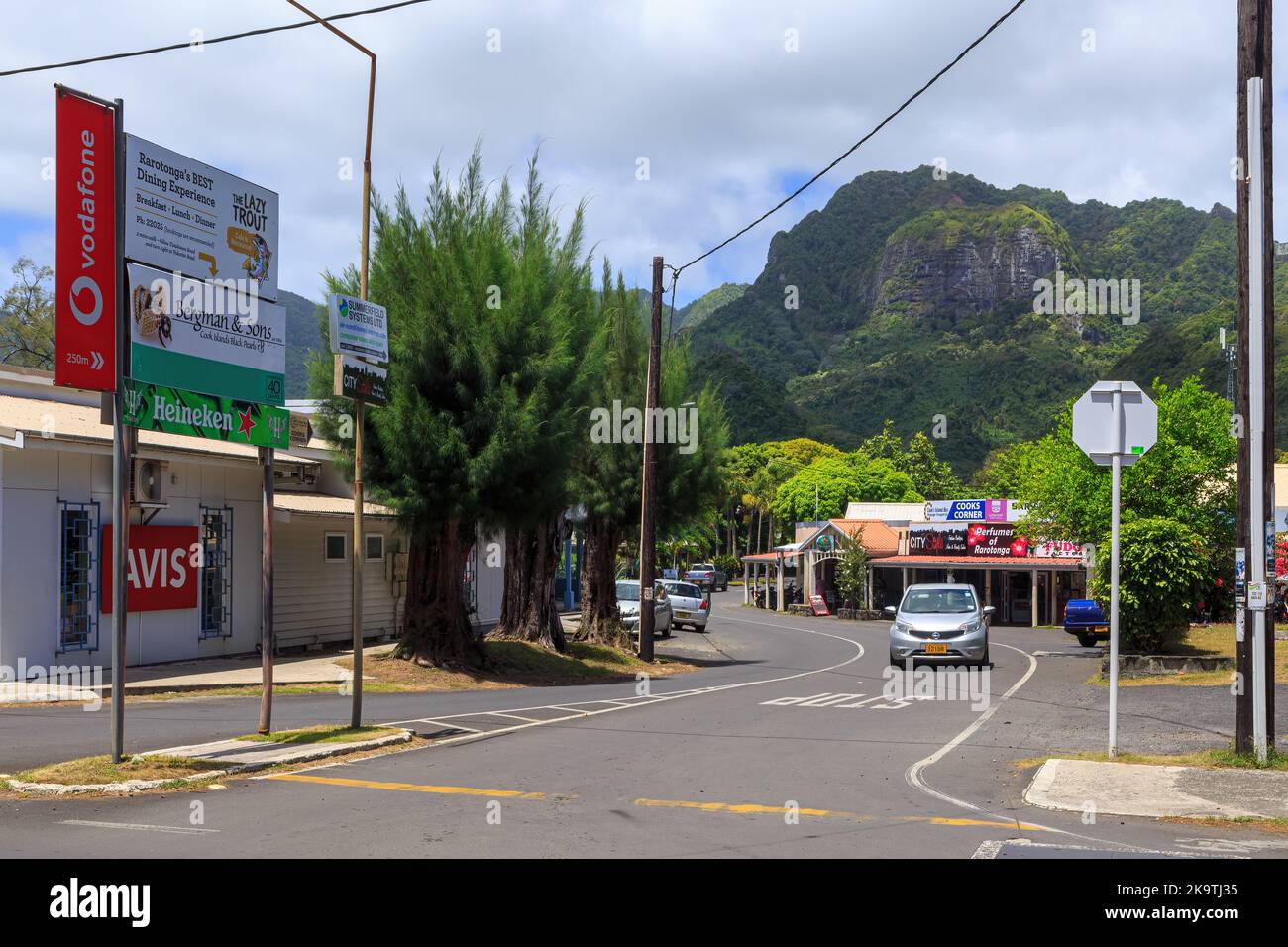 Una strada ad Avarua, la piu' grande citta' di Rarotonga nelle Isole Cook. Sullo sfondo sono le montagne dell'isola Foto Stock