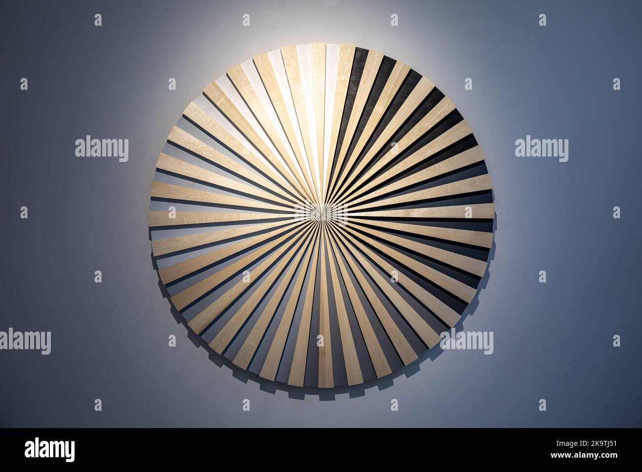 Solo per uso editoriale: Kuu. Scultura lignea di Ilmari Gryta atTaidekeskus Mältinranta a Tampere, Finlandia. Foto Stock