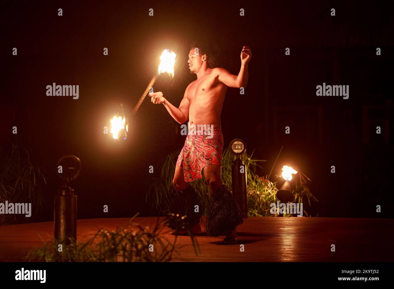 Un ballerino polinesiano al fuoco che si esibisce in uno spettacolo culturale a Rarotonga, Isole Cook Foto Stock