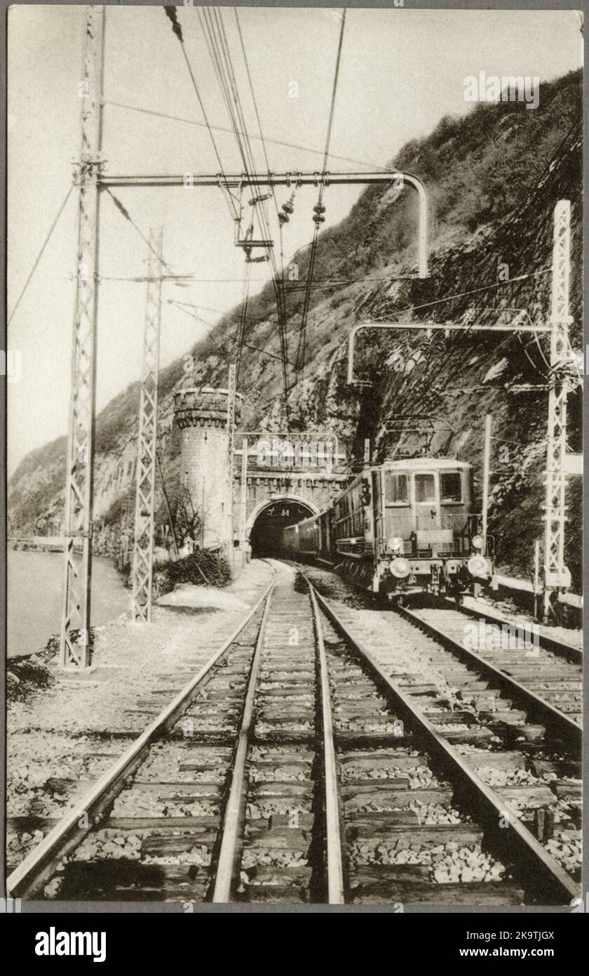 Compagnie des Chemins de Fer de Paris à Lyon et à la Méditerranée, PLM 161 CE 8. Linea con i treni passeggeri al tunnel ferroviario attraverso le montagne. Foto Stock