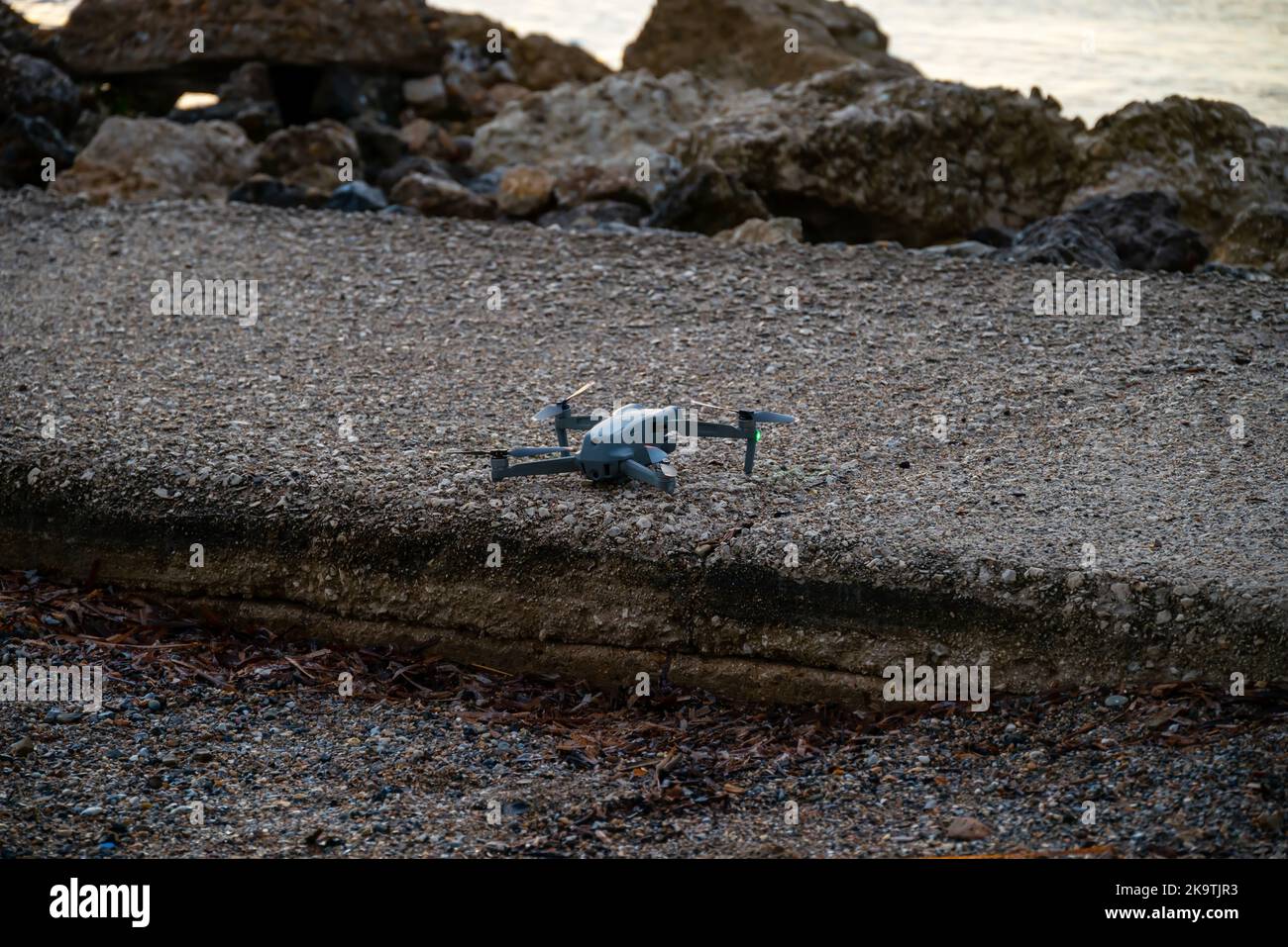 Il drone si prepara al decollo al molo dell'Hotel, Moraitika, Corfù, Grecia Foto Stock