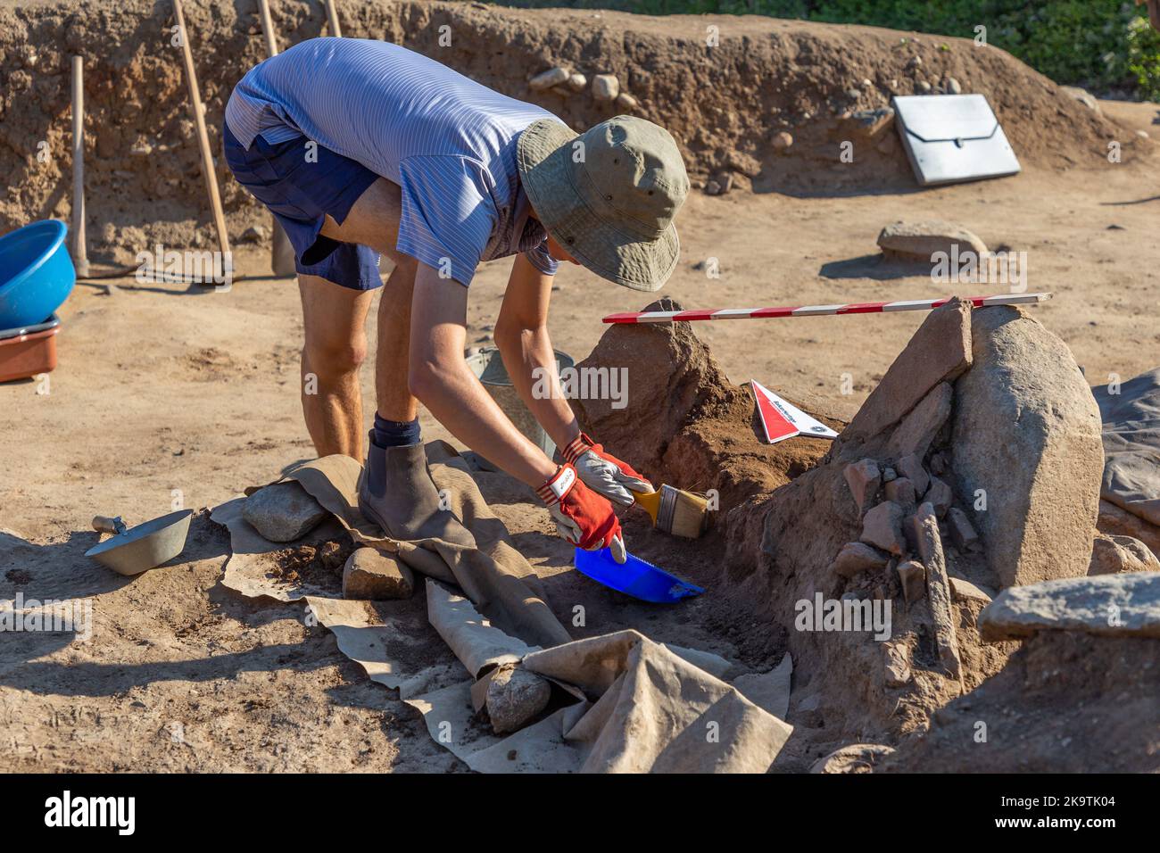 Vetren, Bulgaria - Agosto, 18 2022: Gli archeologi stanno lavorando al sito di scavo Emporion Pistiros. Foto Stock