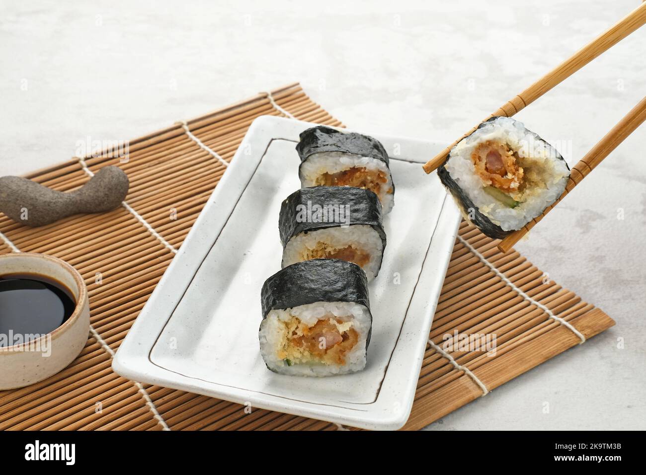 Sushi roll con nori serviti su piatto bianco. Foto Stock