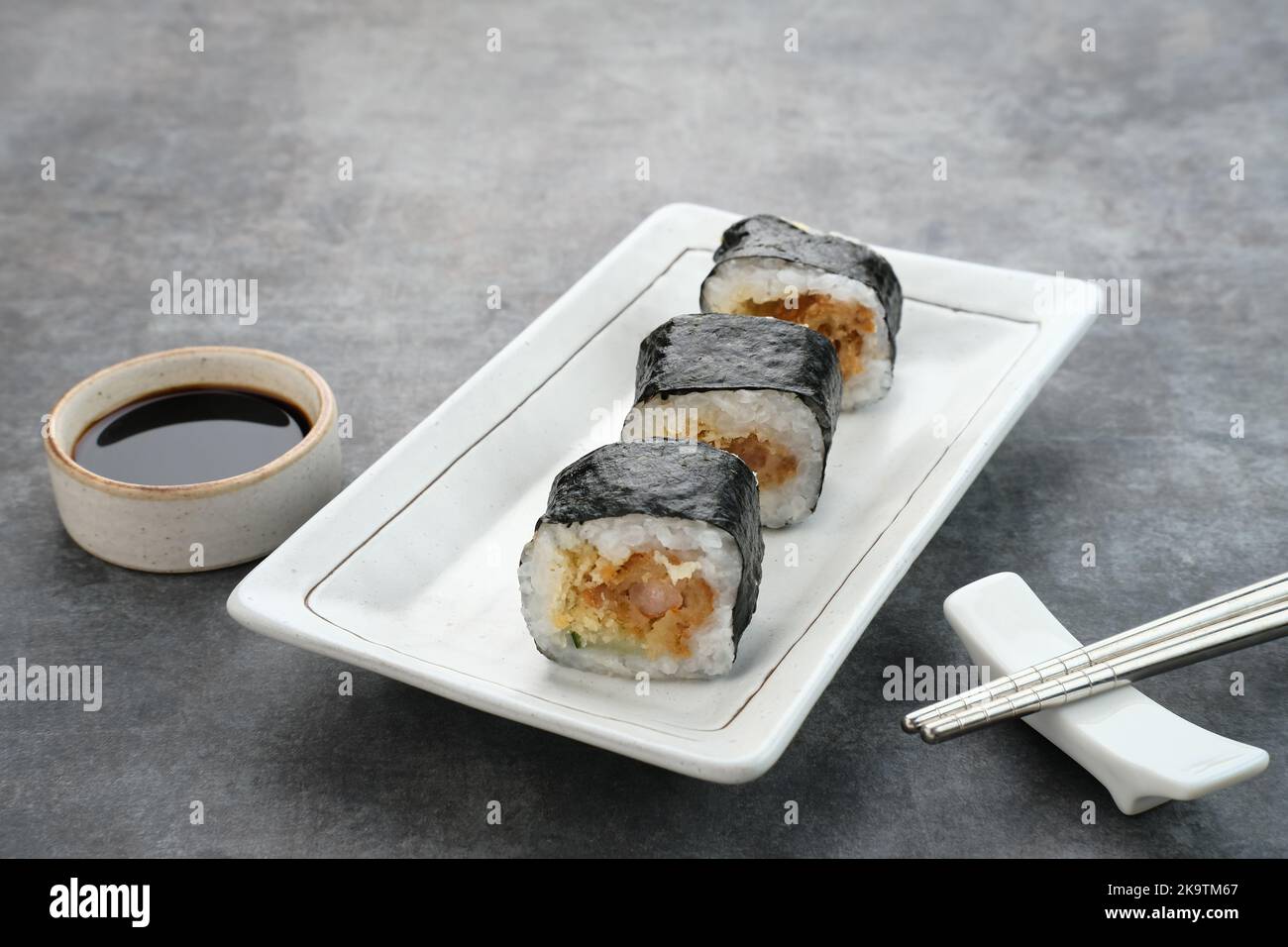 Sushi roll con nori serviti su piatto bianco. Foto Stock
