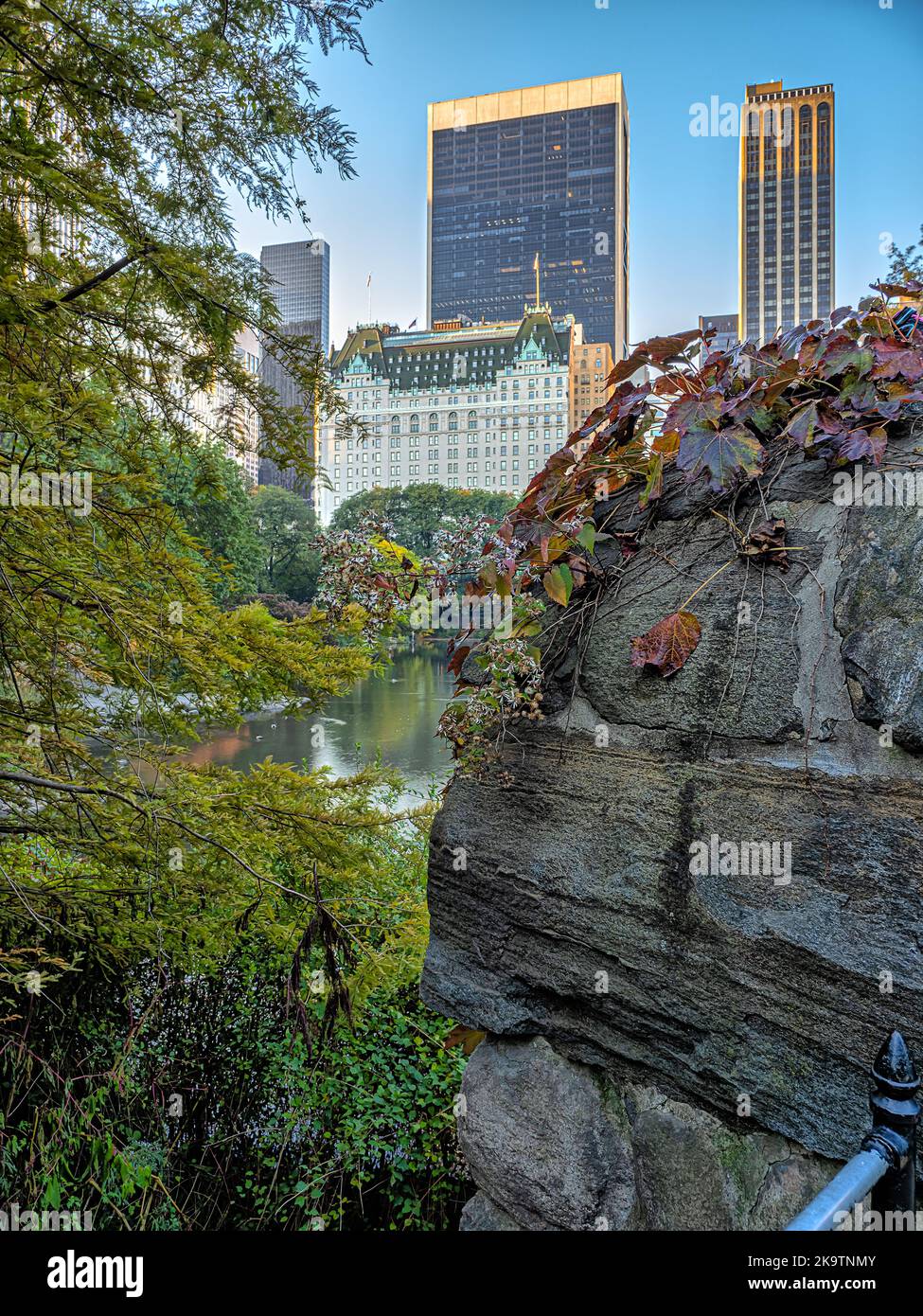 Ponte Gapstow in Central Park all'inizio dell'autunno con colori che cambiano al mattino presto Foto Stock