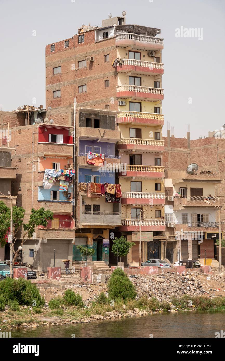 Edifici domestici lungo le rive del fiume Nilo, Egitto, Africa Foto Stock