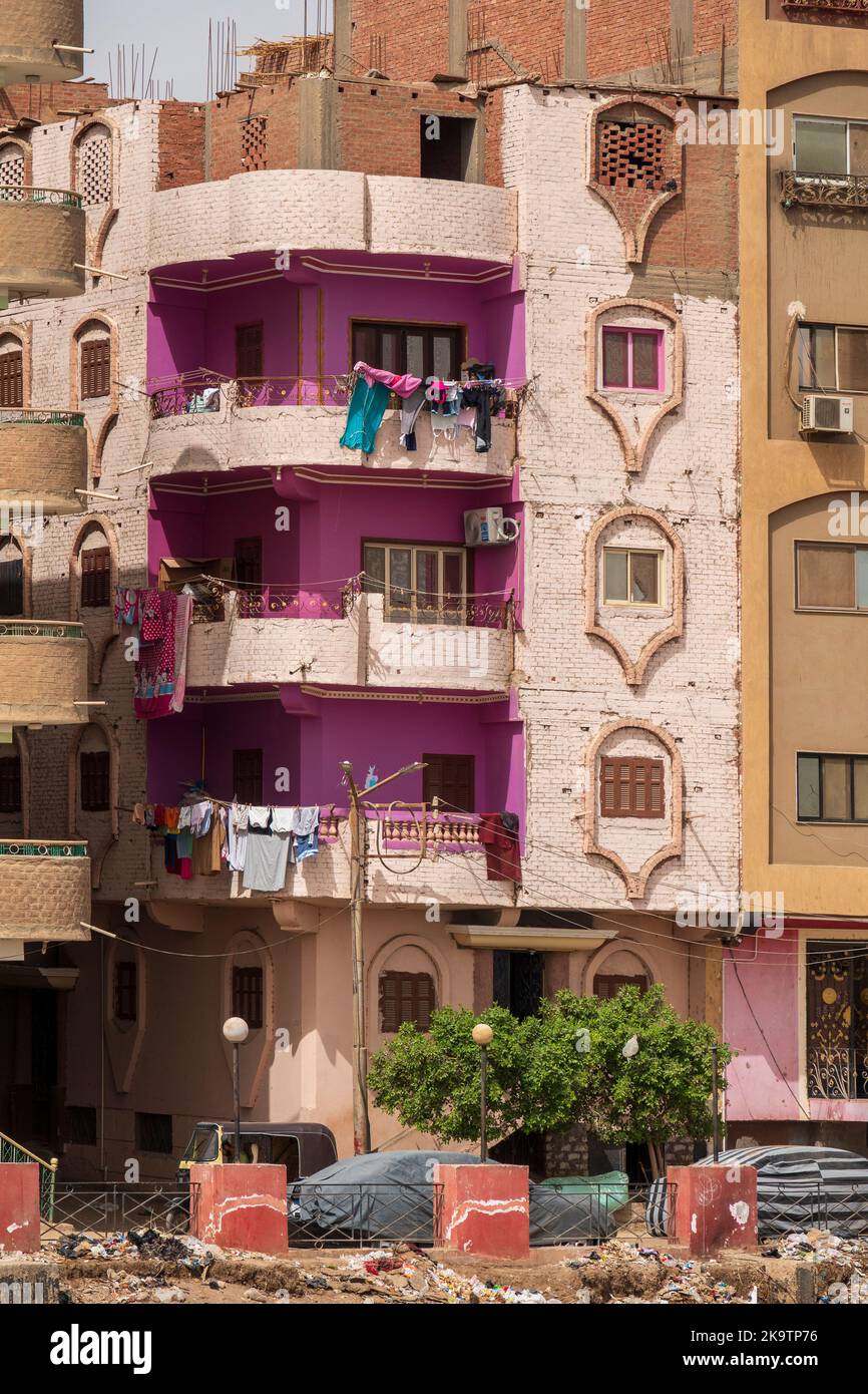 Edifici nazionali lungo le rive del fiume Nilo con il ponte superiore di una nave da crociera in primo piano, Egitto, Africa Foto Stock