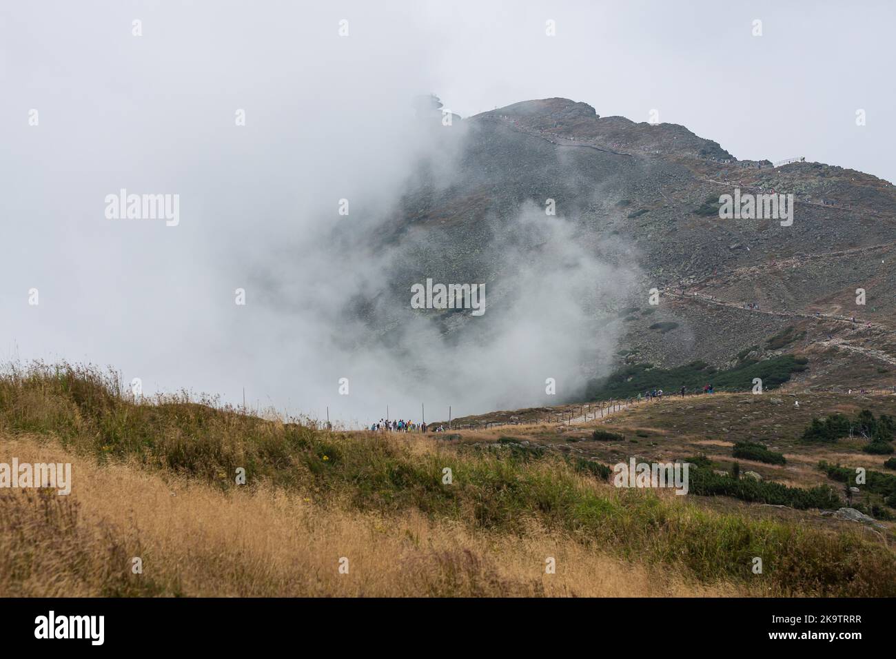 Vista della montagna con i turisti sullo sfondo, Sniezka, Karpacz, Polonia Foto Stock