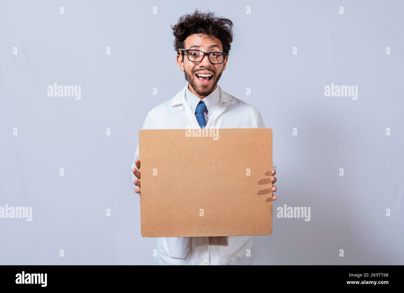 Uno scienziato in un cappotto bianco sta tenendo e mostrando una clipboard vuota. Scienziato che mostra e indica una clipboard vuota, professore in cappotto bianco Foto Stock
