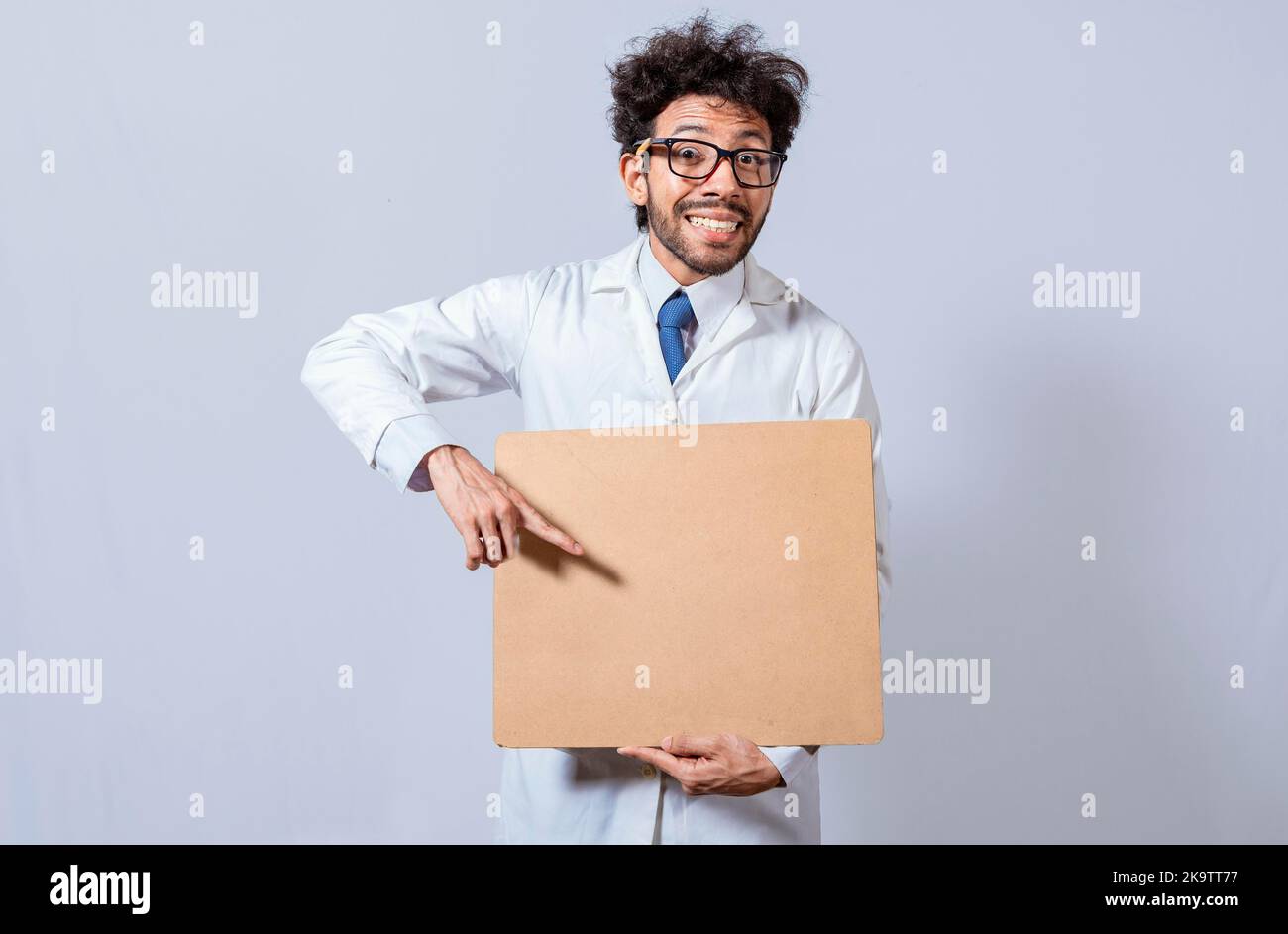 Professore in cappotto bianco che tiene una clipboard vuota isolato. Uno scienziato in un cappotto bianco sta tenendo una clipboard vuota. Scienziato che mostra e indica Foto Stock