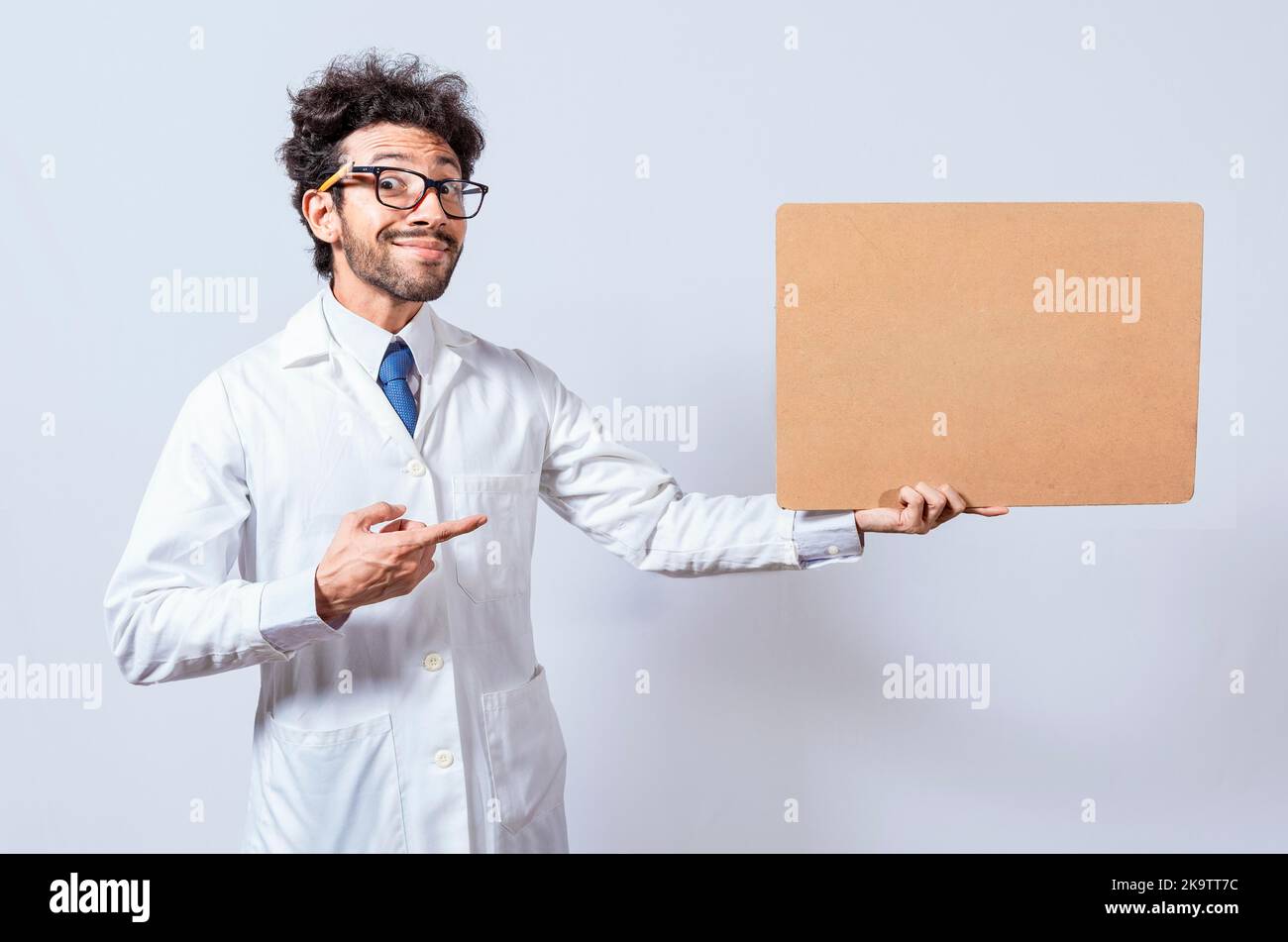 Scienziato che mostra e indica una clipboard vuota, professore in cappotto bianco che tiene e mostra una clipboard vuota isolato. Uno scienziato in un bianco Foto Stock