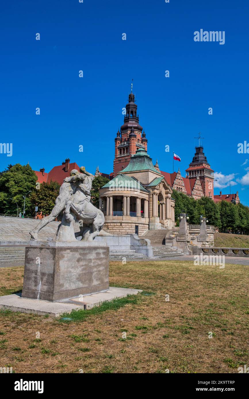 Statua del cavallo davanti all'ufficio governativo di Szczecin, Polonia Foto Stock