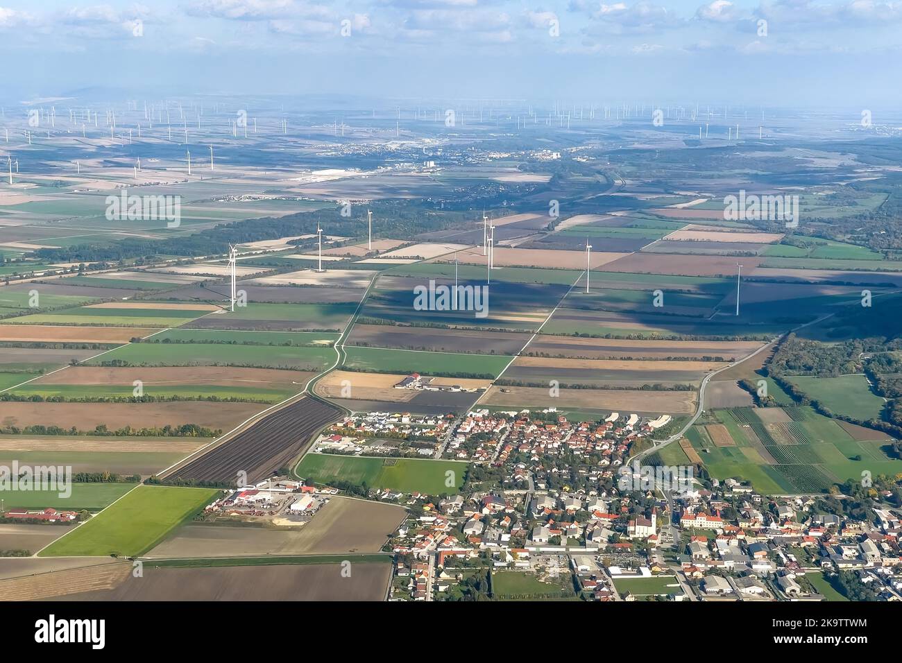 Fotografia aerea che mostra la distanza dalle turbine eoliche su terreni agricoli all'area edificata, Marktgemeinde Sommerein, bassa Austria, Austria Foto Stock