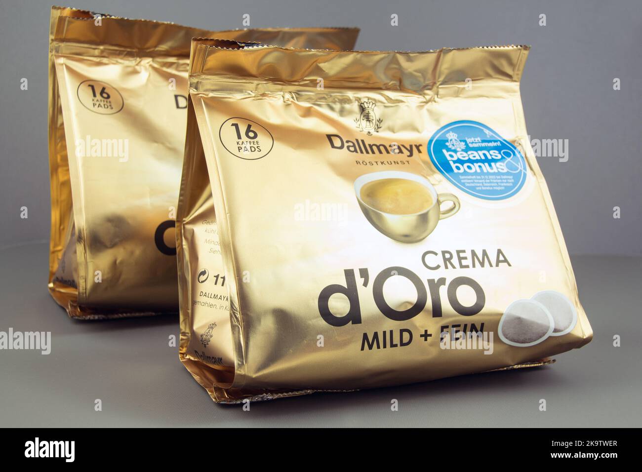 Dallmayr Crema D oro mild und Fein Pads auf grauem Hintergrund Foto Stock