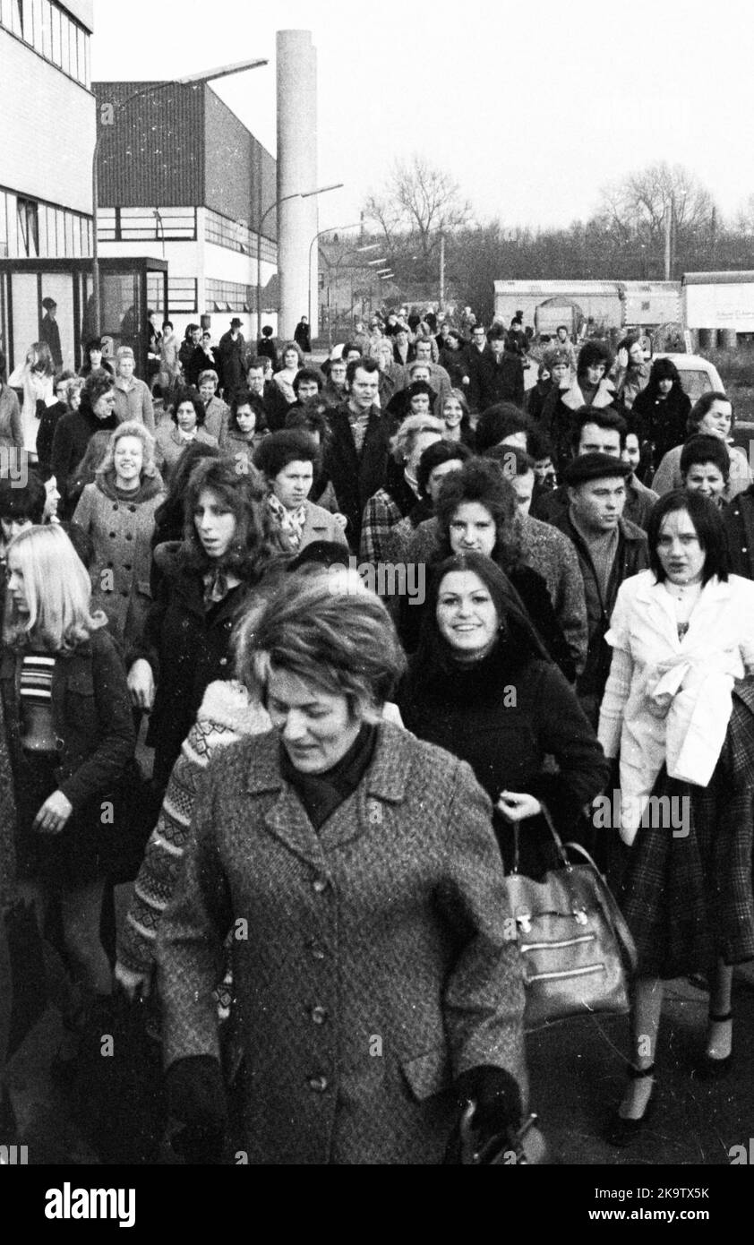 I posti di lavoro di Siemens, qui a Gladbeck il 26 gennaio 1972, sono prevalentemente posti di lavoro femminili, la Germania Foto Stock