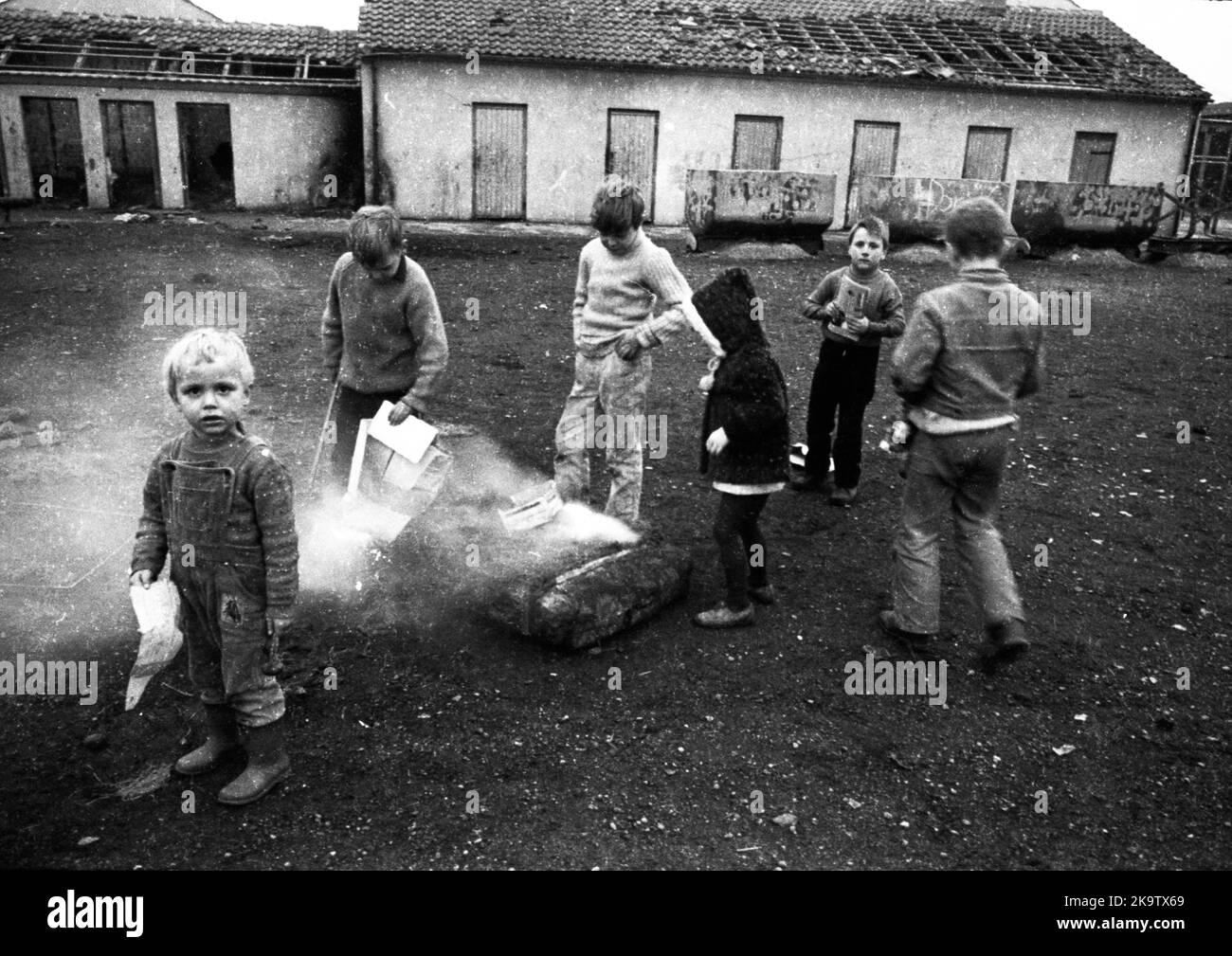 La vita, la povertà e la ricchezza dei bambini in un rifugio senza casa su 13. 12. 1971 nel periodo pre-natalizio a Essen, Germania Foto Stock