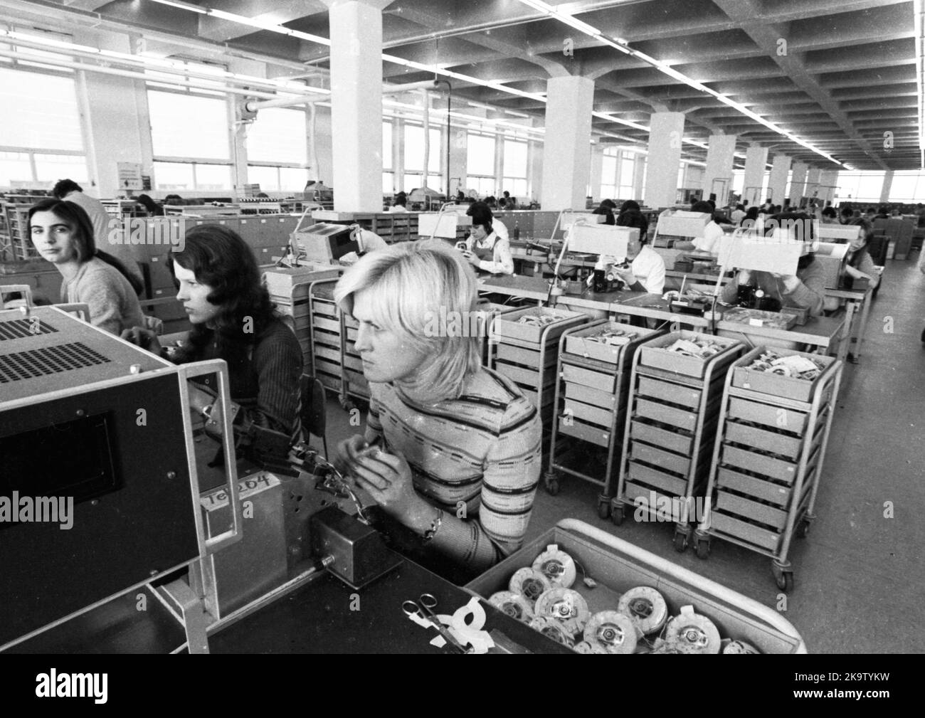 Posti di lavoro femminili presso Siemens su 22. 11. 1973 durante la produzione di apparecchi telefonici a Bocholt, Germania Foto Stock