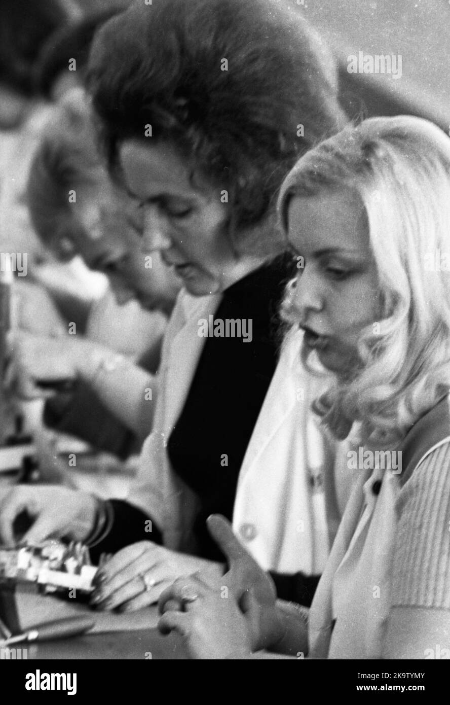 Posti di lavoro femminili presso Siemens su 22. 11. 1973 durante la produzione di apparecchi telefonici a Bocholt, Germania Foto Stock