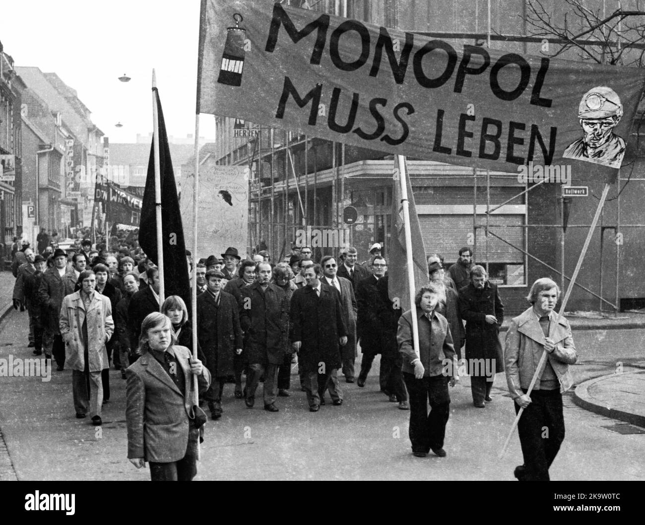 Un incontro di operai nel lavatoio della colleria Monopol il 18 novembre 1973 a Kamen è stato sostituito da una manifestazione contro la chiusura del Foto Stock