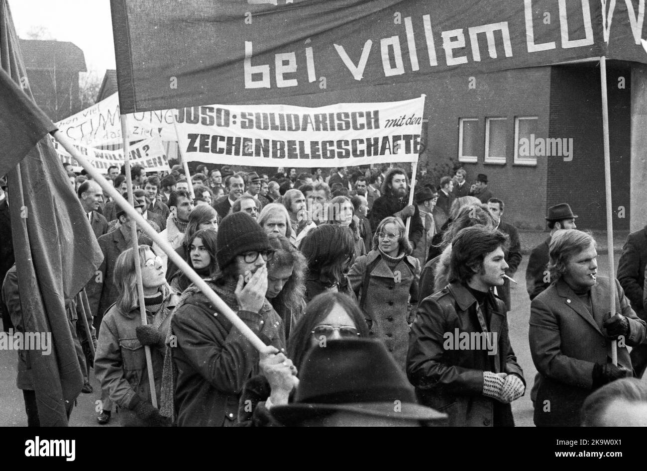 Un incontro di operai nel lavatoio della colleria Monopol il 18 novembre 1973 a Kamen è stato sostituito da una manifestazione contro la chiusura del Foto Stock