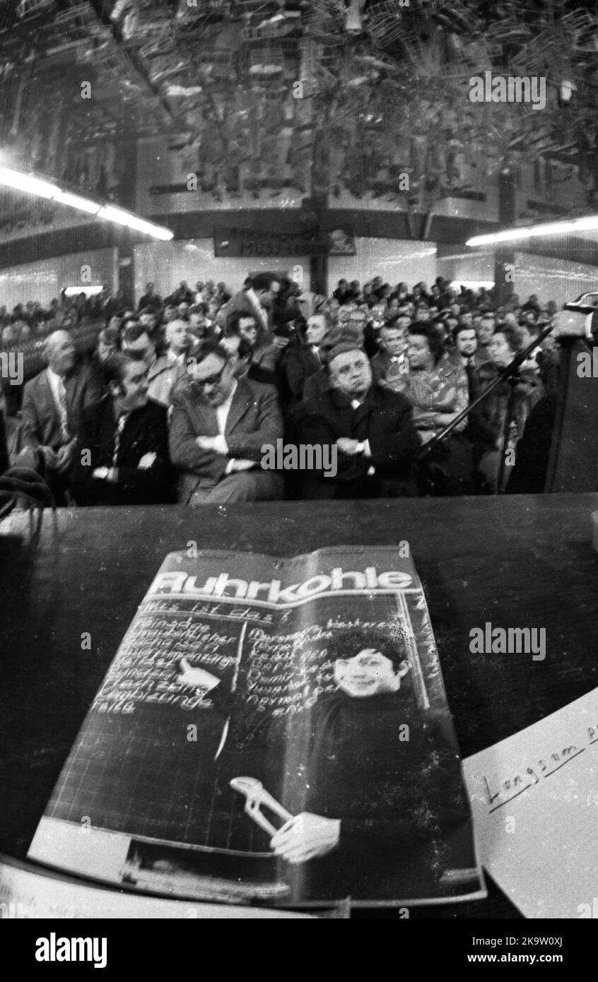 Un incontro di operai nel lavatoio della colleria Monopol il 18 novembre 1973 a Kamen è stato sostituito da una manifestazione contro la chiusura del Foto Stock