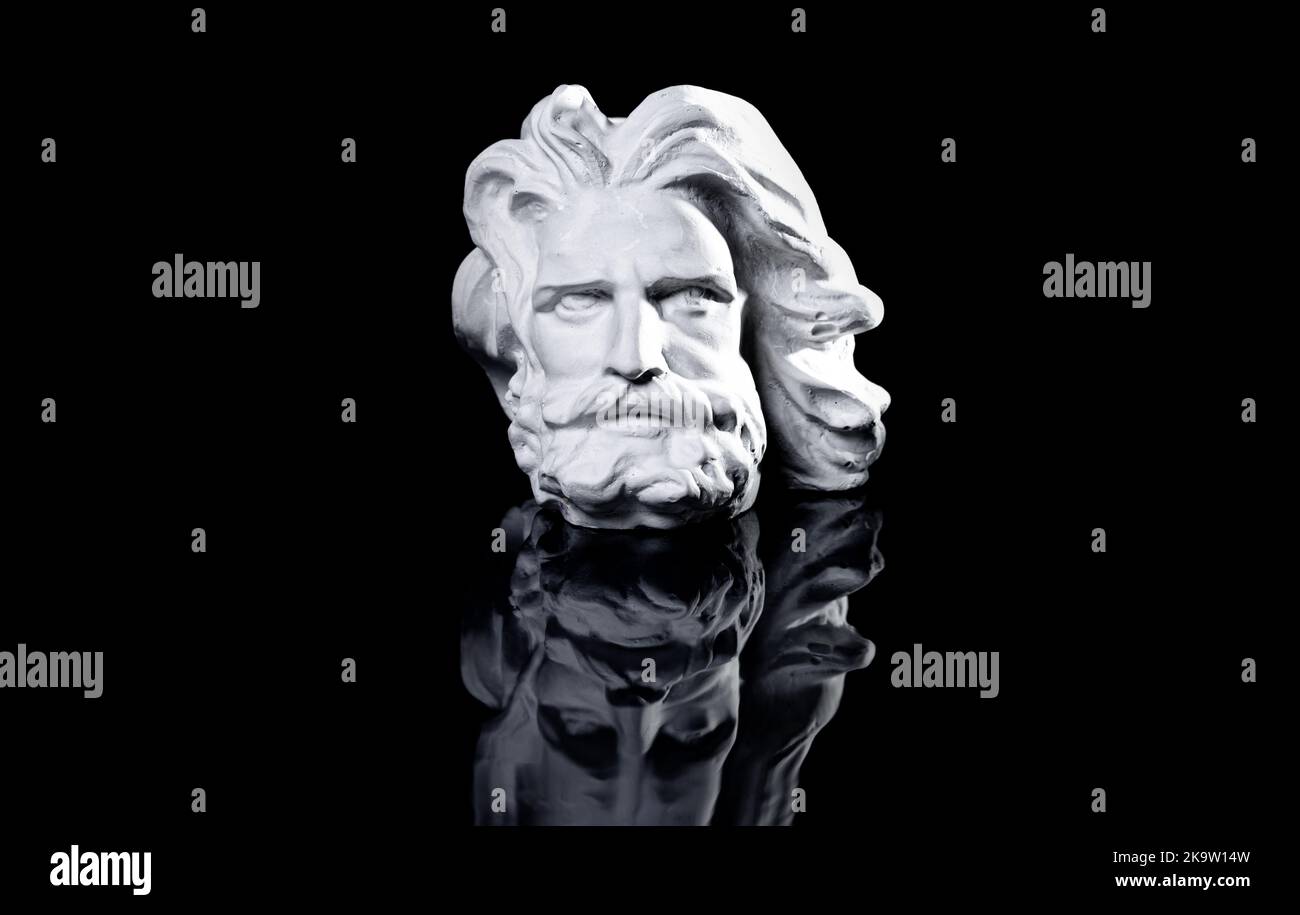 Copia in gesso della famosa statua antica Poseidone testa isolata su uno sfondo bianco. Intonaco scultura antica volto giovane uomo. Epoca rinascimentale. PORTRA Foto Stock
