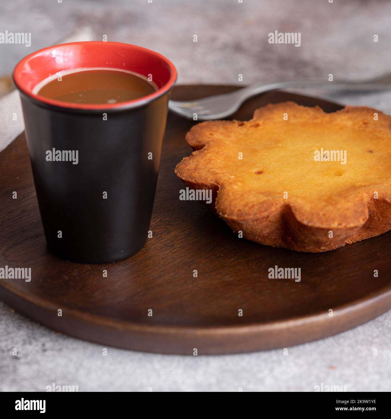Dolce artigianale di El Hierro, il Quesadilla delle Canarie servito con una tazza di caffè Foto Stock