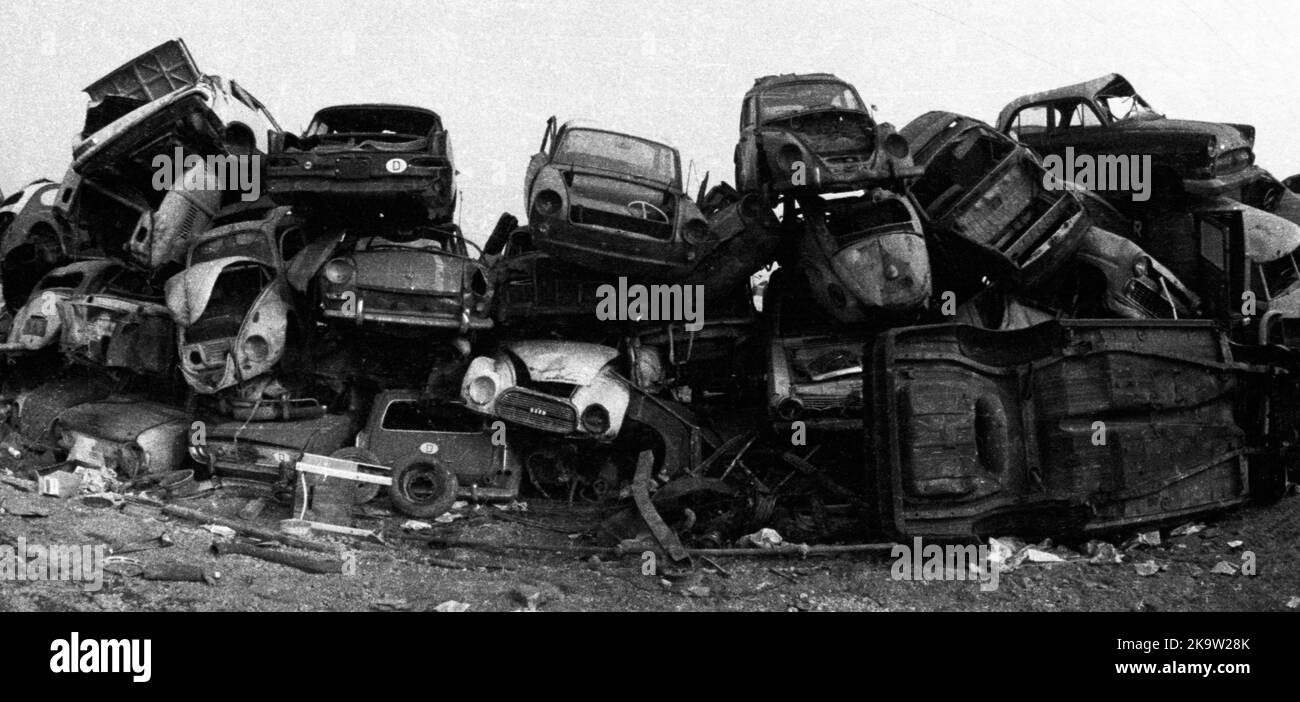 Pila di auto rottamate su 25. 2. 1972 a Duisburg, Germania Foto Stock