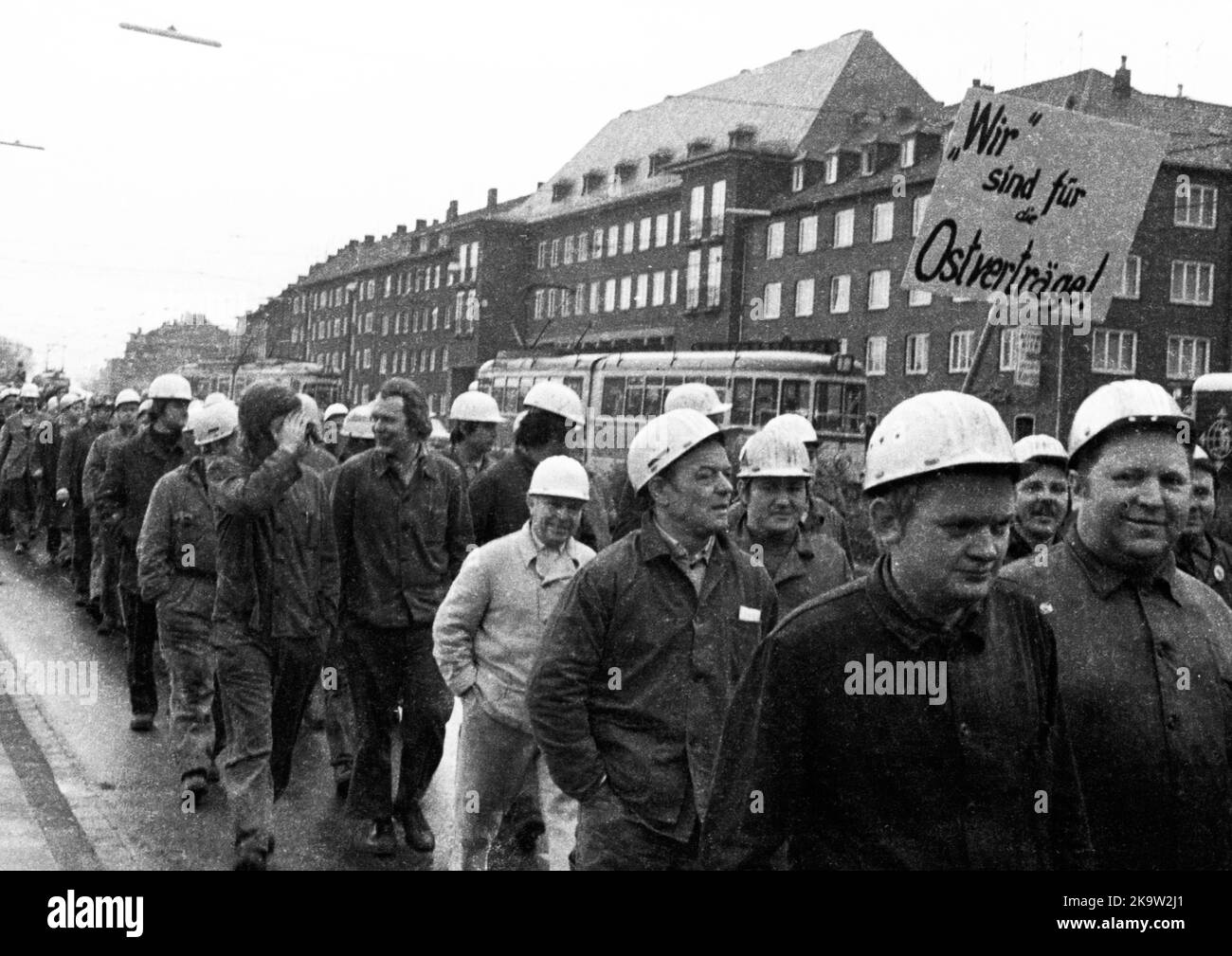La politica detente di Willy Brandt e della sua coalizione SPD-FDP è stata controversa. Spontaneamente, i lavoratori del settore siderurgico di Gelsenkirchen sono scesi in strada Foto Stock