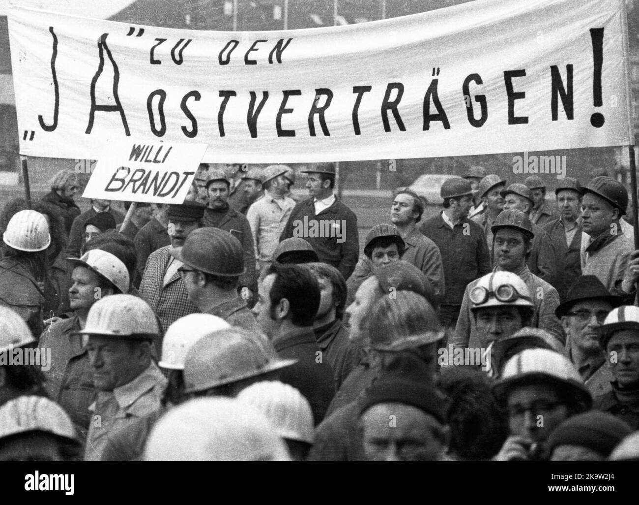 La politica detente di Willy Brandt e della sua coalizione SPD-FDP è stata controversa. Spontaneamente, i lavoratori del settore siderurgico di Gelsenkirchen sono scesi in strada Foto Stock
