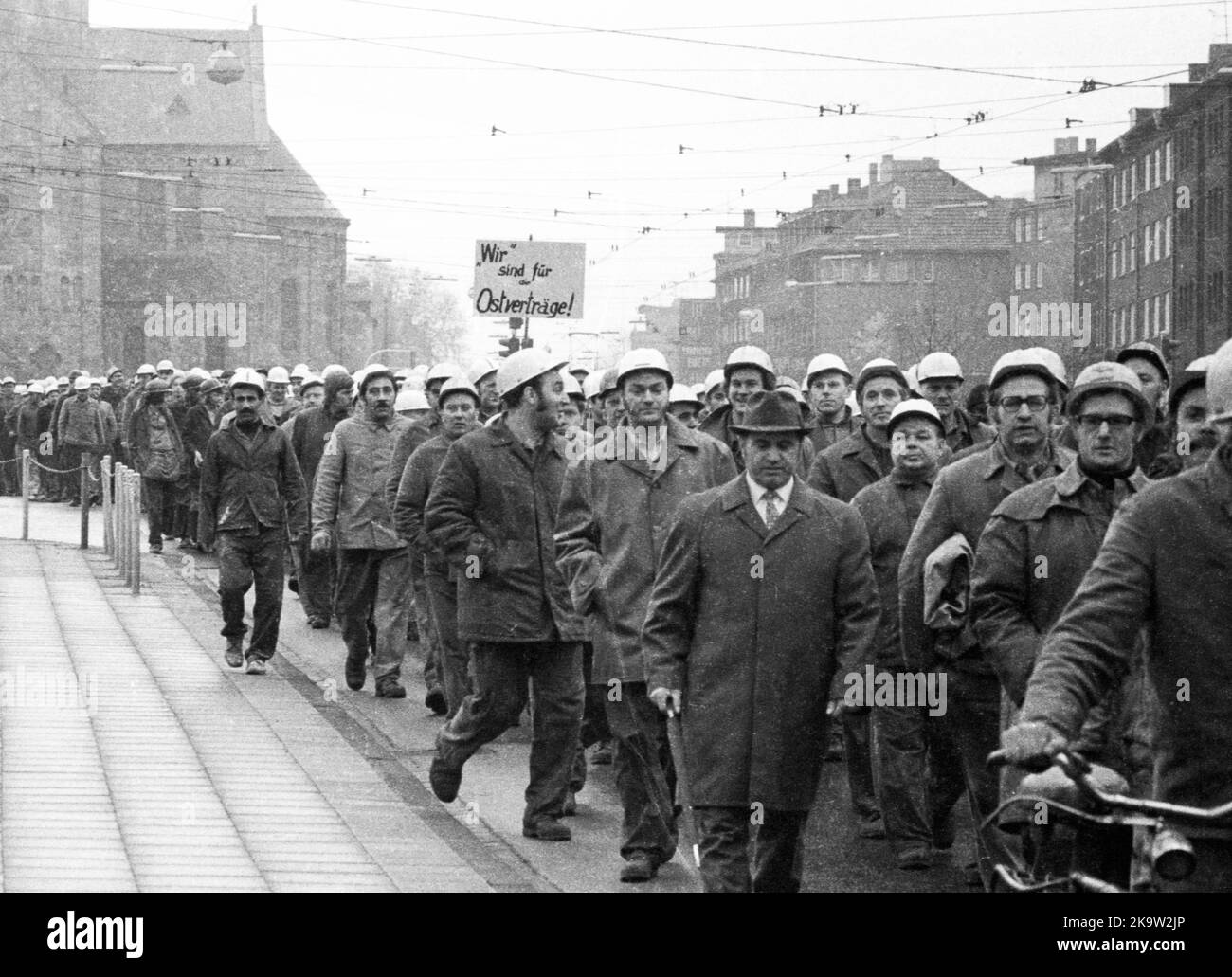 La politica detente di Willy Brandt e della sua coalizione SPD-FDP è stata controversa. Spontaneamente, i lavoratori del settore siderurgico di Gelsenkirchen sono scesi in strada Foto Stock