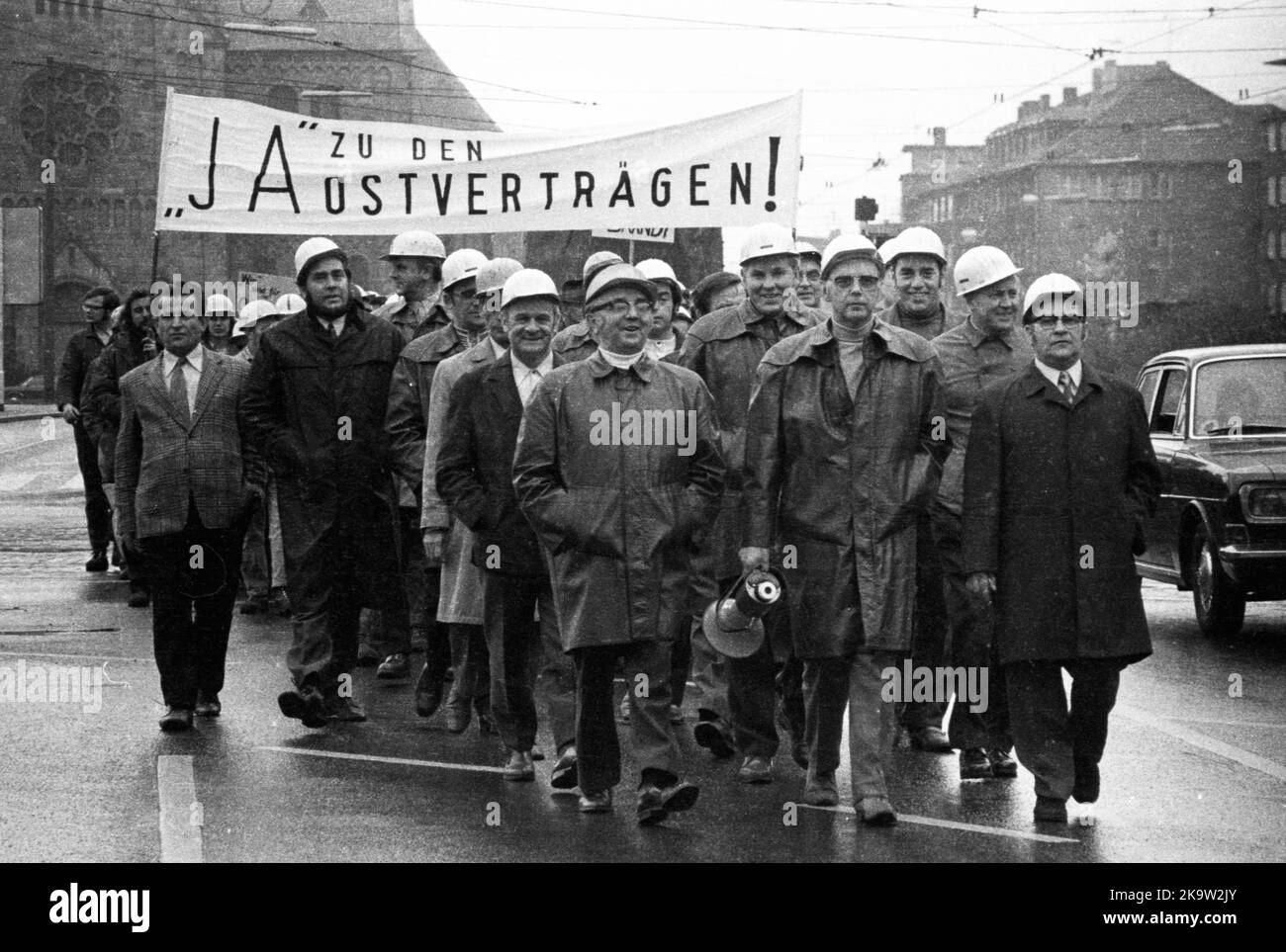 La politica detente di Willy Brandt e della sua coalizione SPD-FDP è stata controversa. Spontaneamente, i lavoratori del settore siderurgico di Gelsenkirchen sono scesi in strada Foto Stock