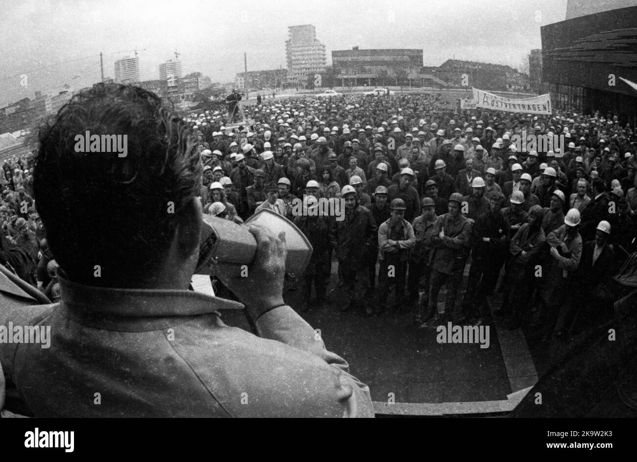 La politica detente di Willy Brandt e della sua coalizione SPD-FDP è stata controversa. Spontaneamente, i lavoratori del settore siderurgico di Gelsenkirchen sono scesi in strada Foto Stock