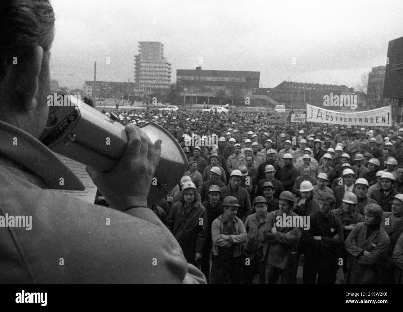 La politica detente di Willy Brandt e della sua coalizione SPD-FDP è stata controversa. Spontaneamente, i lavoratori del settore siderurgico di Gelsenkirchen sono scesi in strada Foto Stock