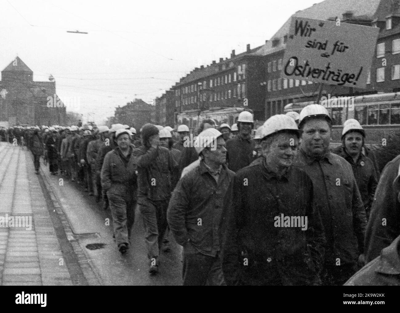 La politica detente di Willy Brandt e della sua coalizione SPD-FDP è stata controversa. Spontaneamente, i lavoratori del settore siderurgico di Gelsenkirchen sono scesi in strada Foto Stock