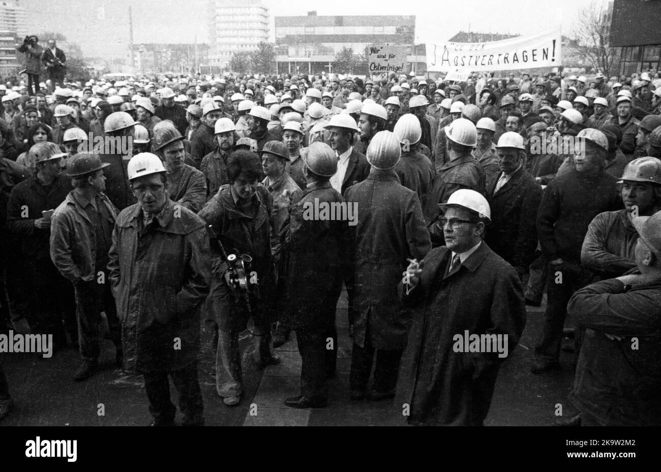 La politica detente di Willy Brandt e della sua coalizione SPD-FDP è stata controversa. Spontaneamente, i lavoratori del settore siderurgico di Gelsenkirchen sono scesi in strada Foto Stock