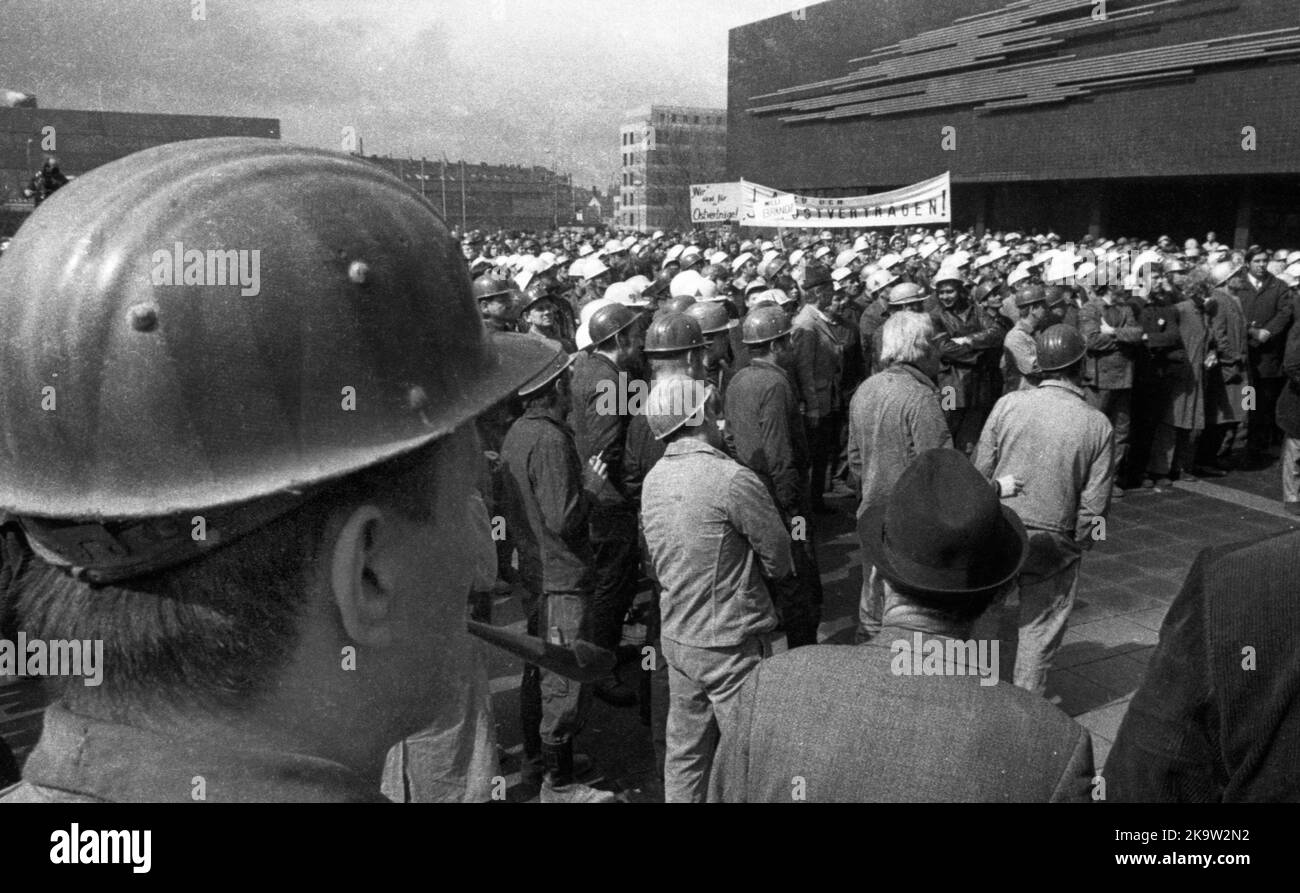 La politica detente di Willy Brandt e della sua coalizione SPD-FDP è stata controversa. Spontaneamente, i lavoratori del settore siderurgico di Gelsenkirchen sono scesi in strada Foto Stock