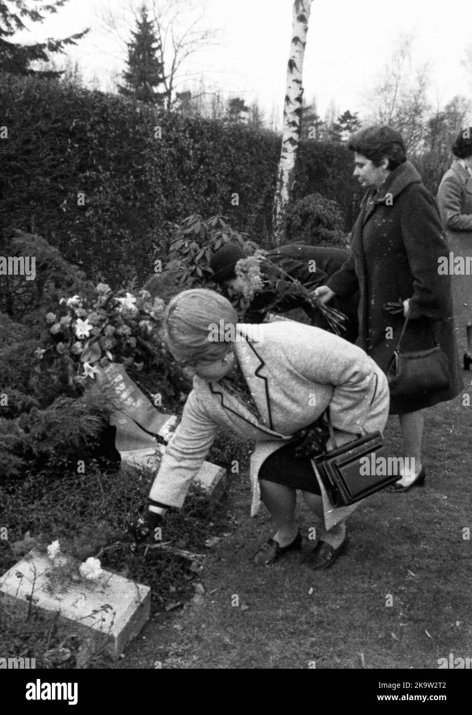 Questi uomini e donne hanno celebrato la Giornata internazionale della donna a Rheinhausen il 8 marzo 1972, rendendo omaggio ai morti sovietici della seconda guerra mondiale Foto Stock
