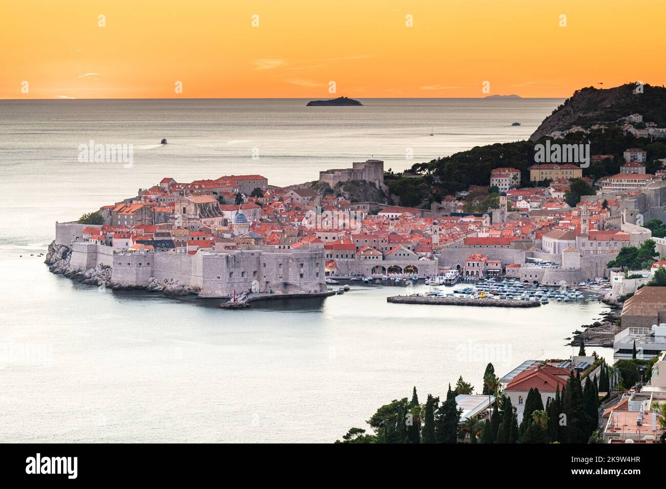 Subito dopo il tramonto nella citta' vecchia murata di Dubrovnik Foto Stock