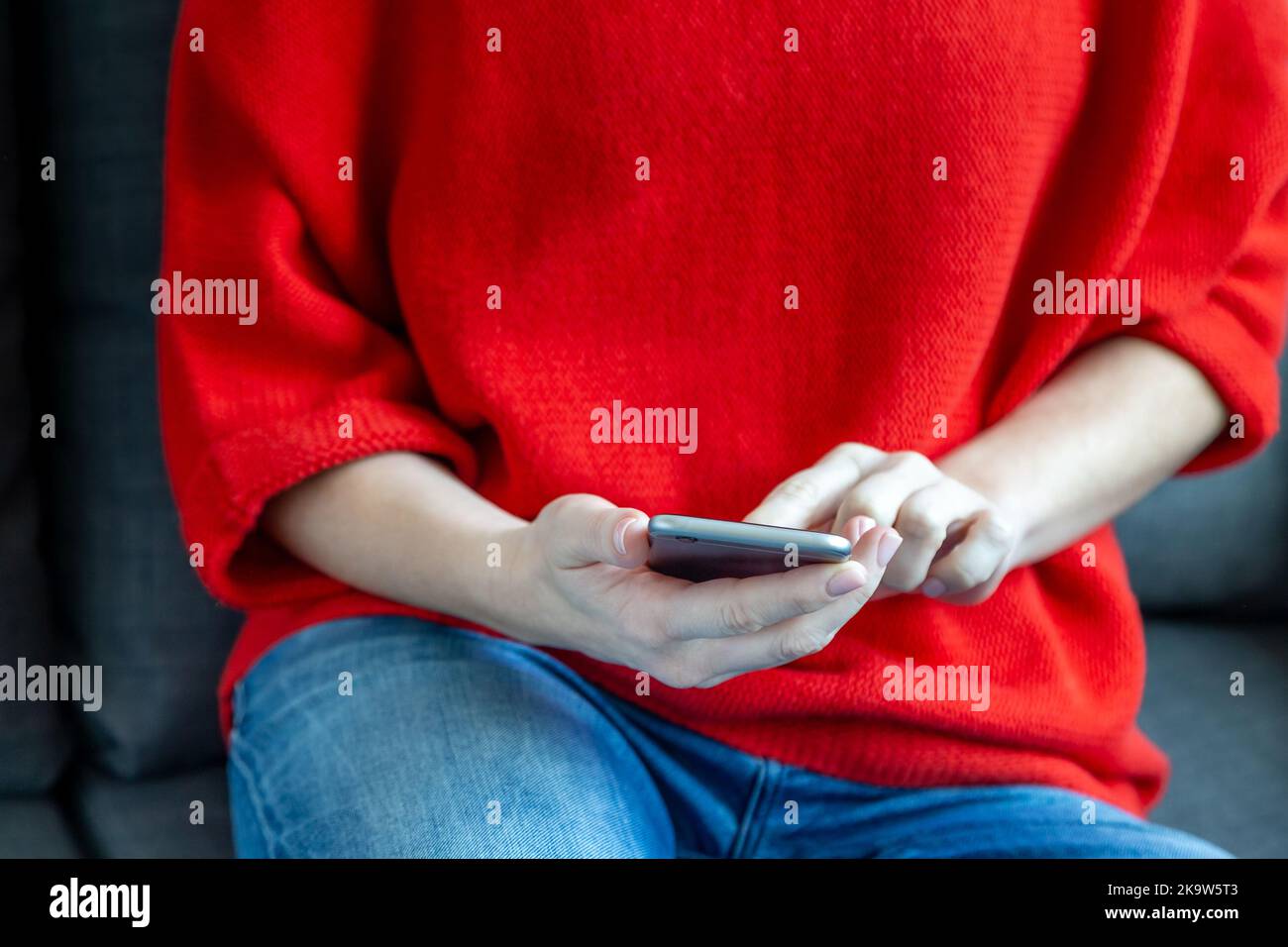 Primo piano delle mani femminili che scrivono messaggi su smartphone, le donne scrivono messaggi o e-mail, lavorano da casa Foto Stock