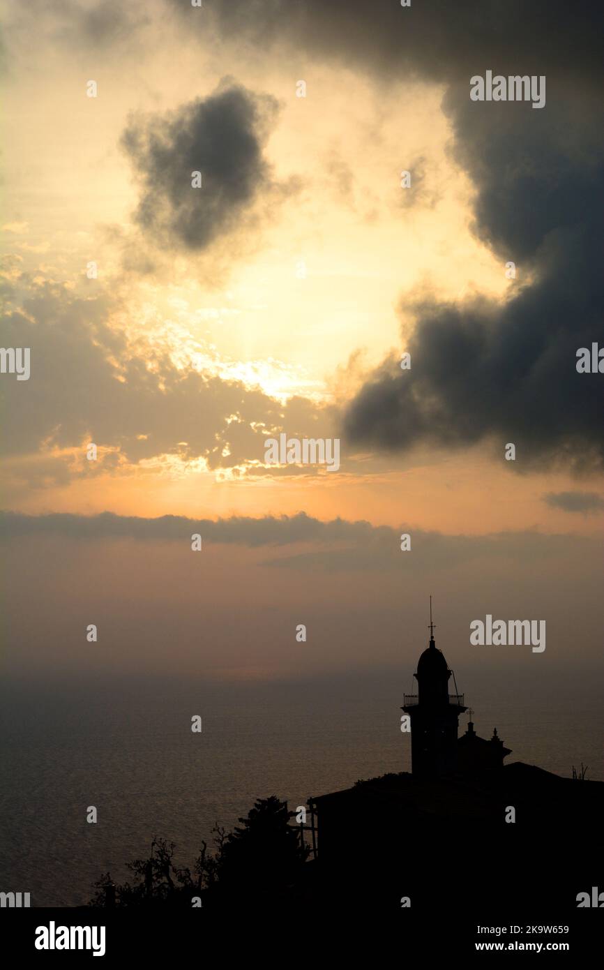 Tramonto sulla chiesa di Santa Giulia di Centaura. Lavagna. Liguria. Italia Foto Stock