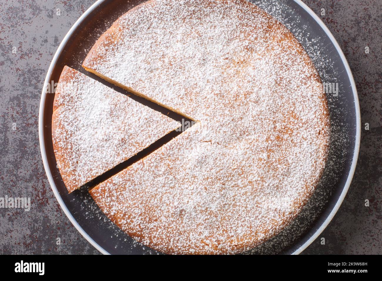 Pezzo di torta di yogurt greco tradizionale Yaourtopita primo piano in un piatto su un tavolo. Vista orizzontale dall'alto Foto Stock