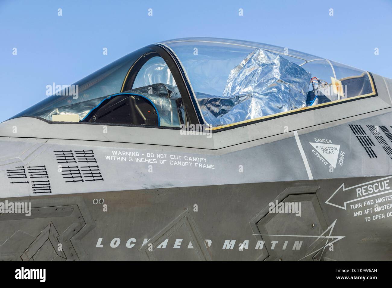 La Lockheed Martin F-35 Lightning II è una famiglia americana di aerei da combattimento multirolo a posto, monototore, per tutte le condizioni atmosferiche, progettati per eseguire sia missioni di superiorità aerea che missioni di sciopero. . Base dell'aeronautica militare di Edwards, California, USA il 15 ottobre 2022. Foto di Tomas Arnoux/ABACAPRESS.COM Foto Stock