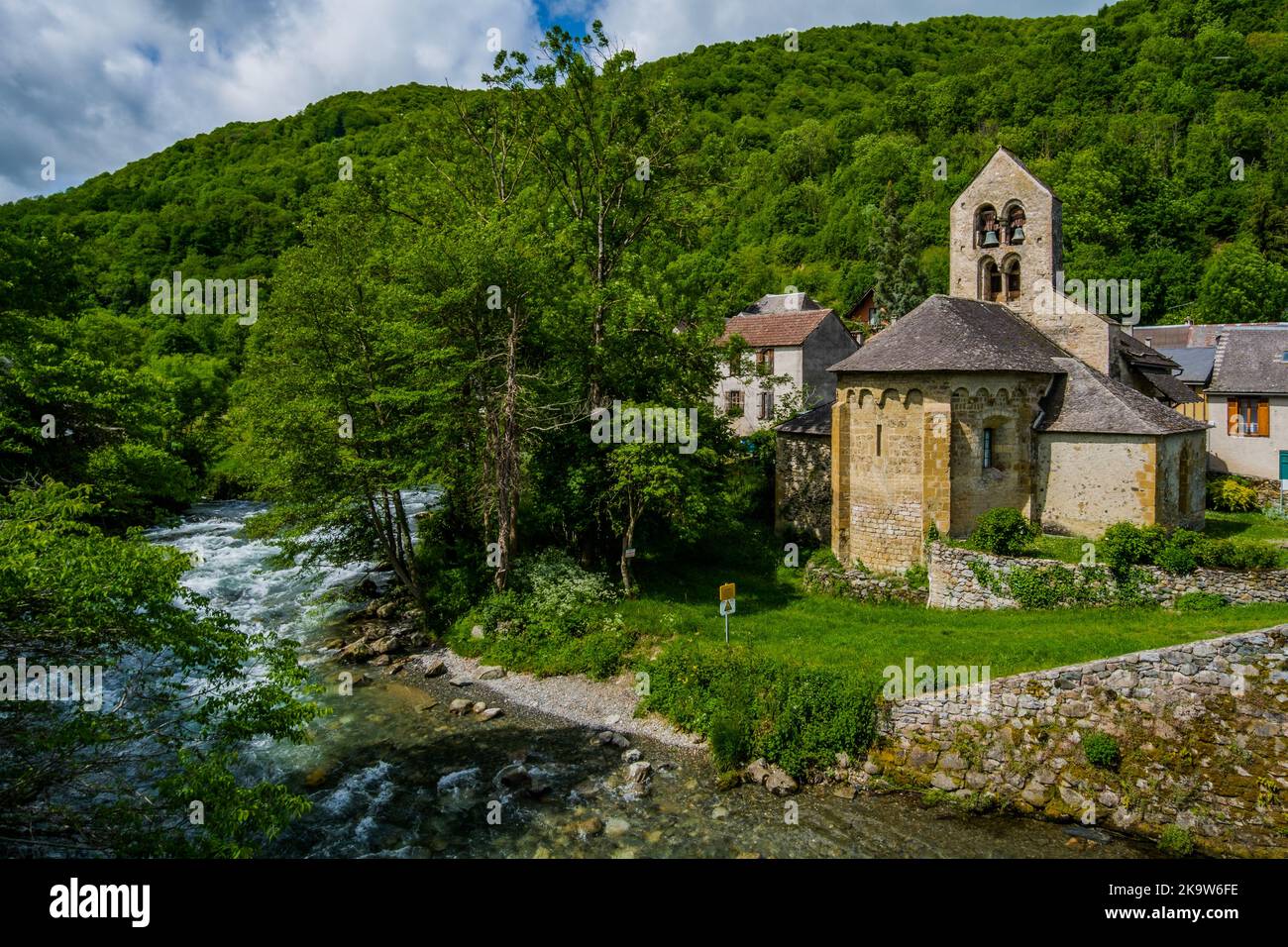 Vista sul fiume Lez e il villaggio di Bordes Uchentein dei Pirenei francesi (Ariege) Foto Stock