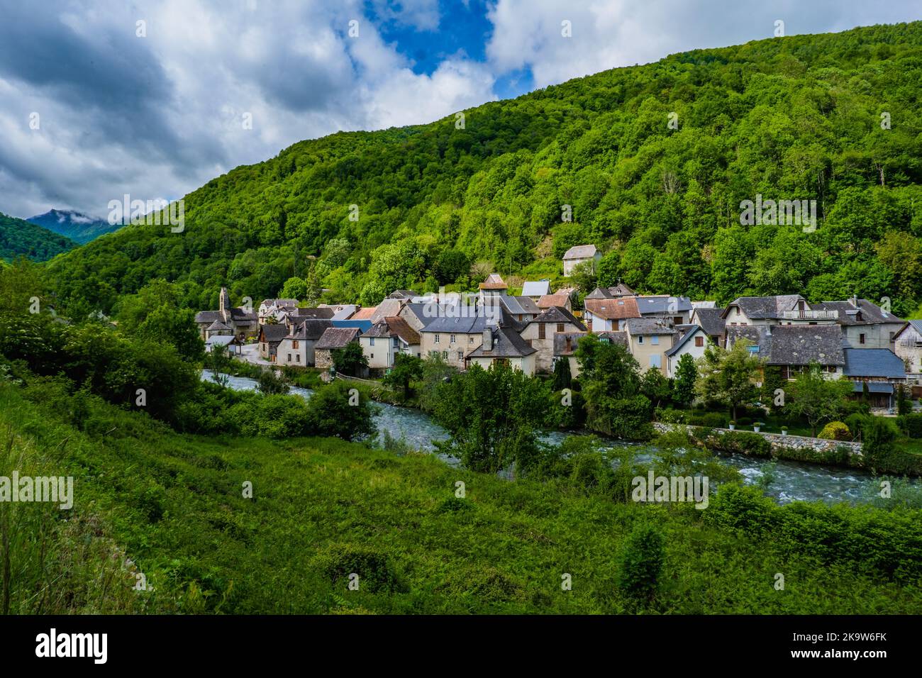 Vista sul fiume Lez e il villaggio di Bordes Uchentein dei Pirenei francesi (Ariege) Foto Stock