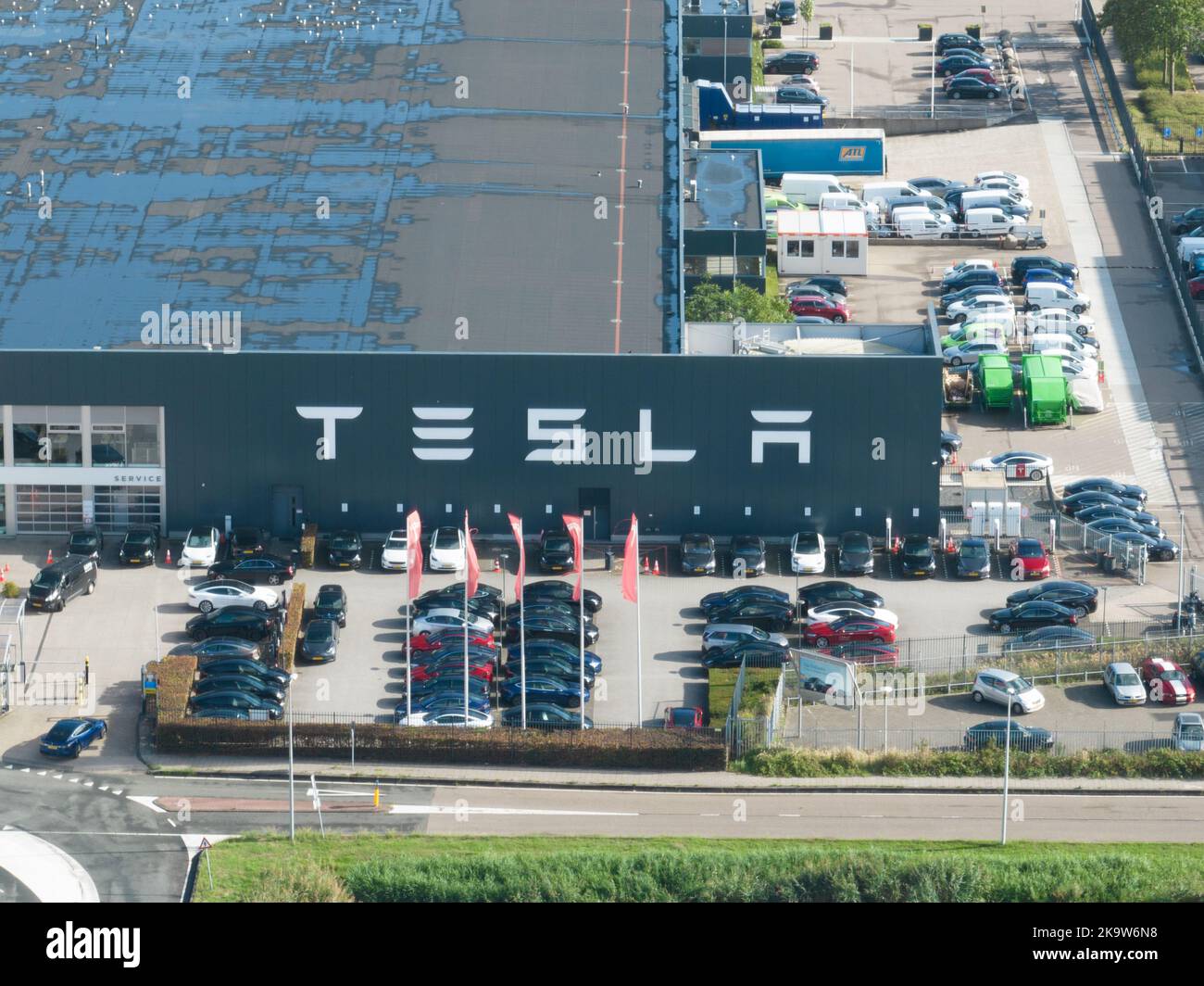 Amsterdam, 16th settembre 2022, Paesi Bassi. Azienda Tesla ad Amsterdam Zuid Oost, Assistenza, Assistenza stradale e logo aziendale sulla facciata Foto Stock