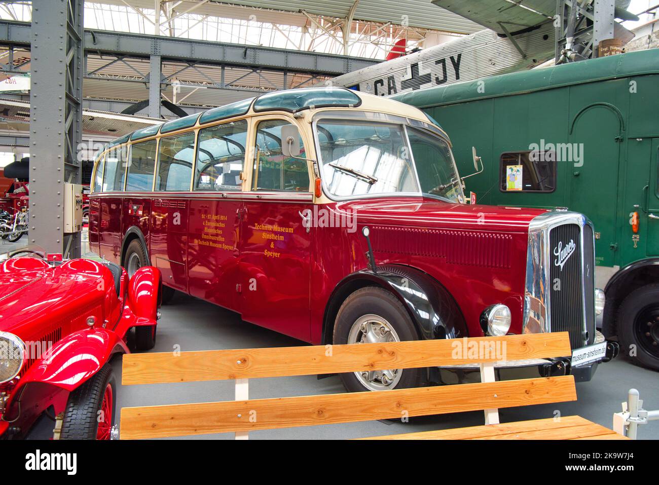 SPEYER, GERMANIA - 2022 OTTOBRE: Autobus rosso Mercedes-Benz o 3500 retro nel Technikmuseum Speyer. Foto Stock