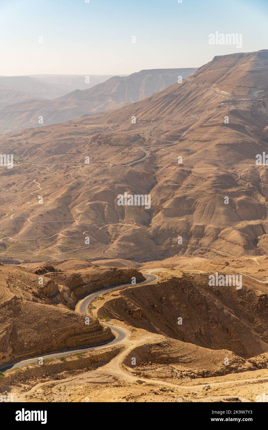 Strada che scende nel canyon di Wadi Mujib in Giordania Foto Stock